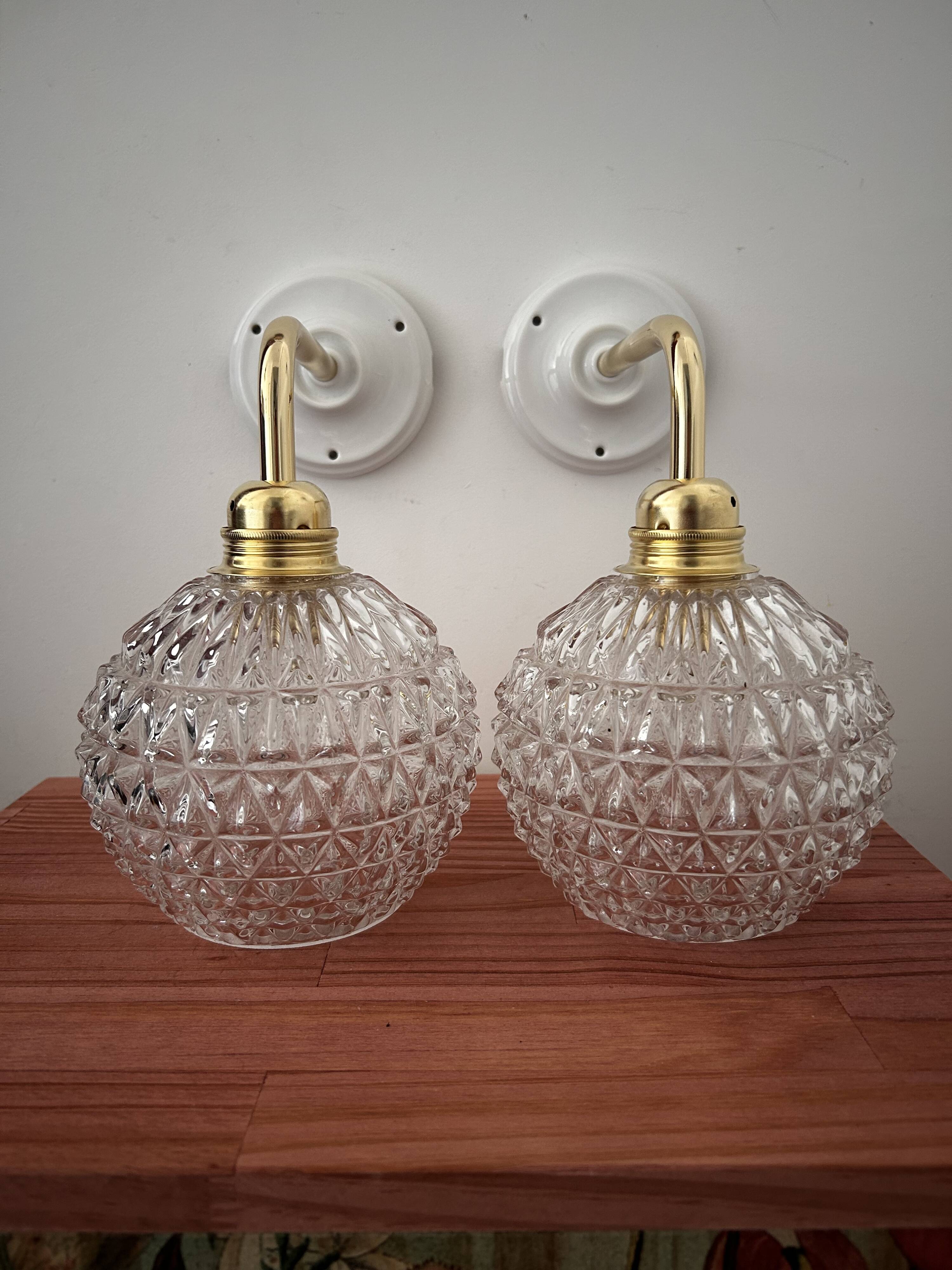 Paire d’appliques murales vintage en verre ciselé