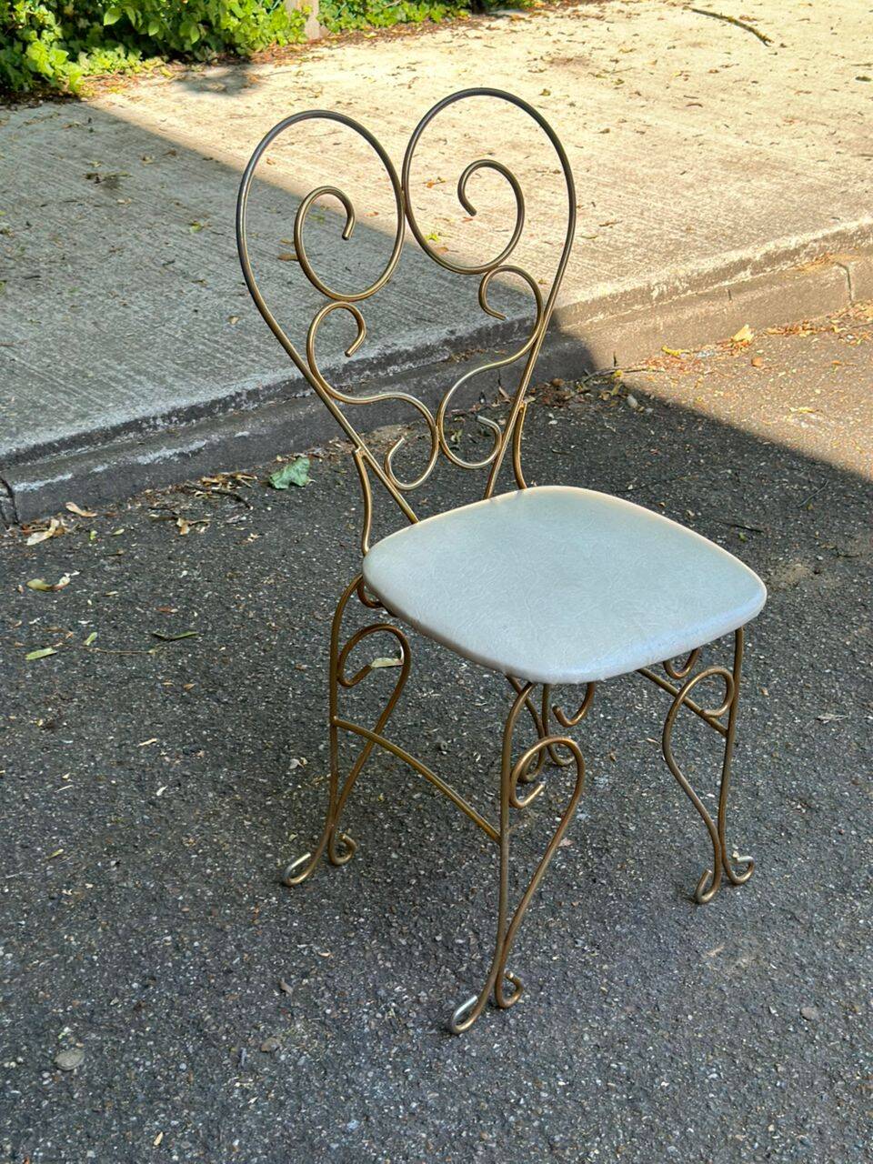Vintage heart chair from the 1950s Hollywood Regency in gold metal.