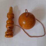Ancien bilboquet en bois verni