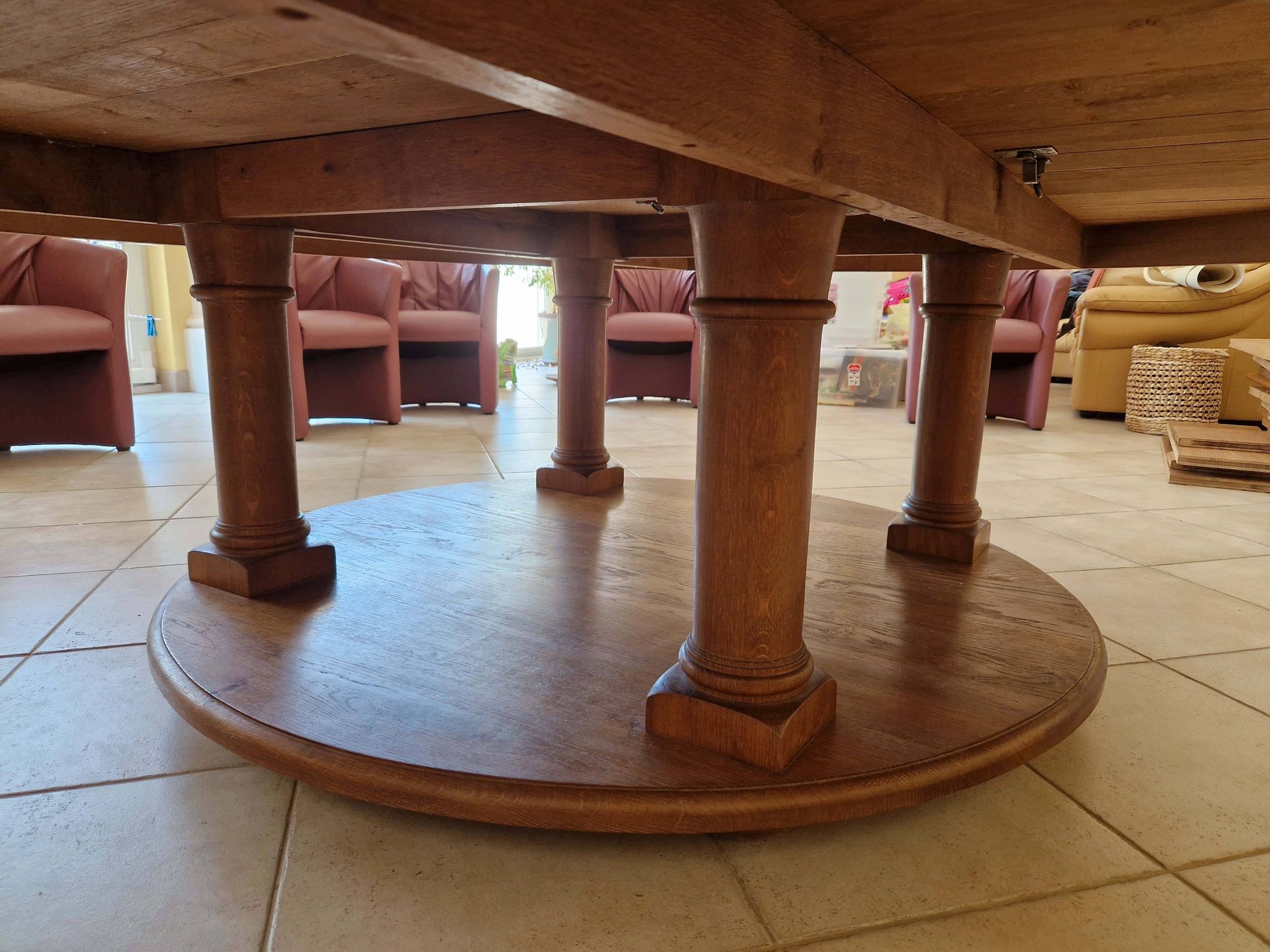 Une table ronde d’ébéniste aux dimensions et à la robustesse hors du commun