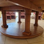 Une table ronde d’ébéniste aux dimensions et à la robustesse hors du commun