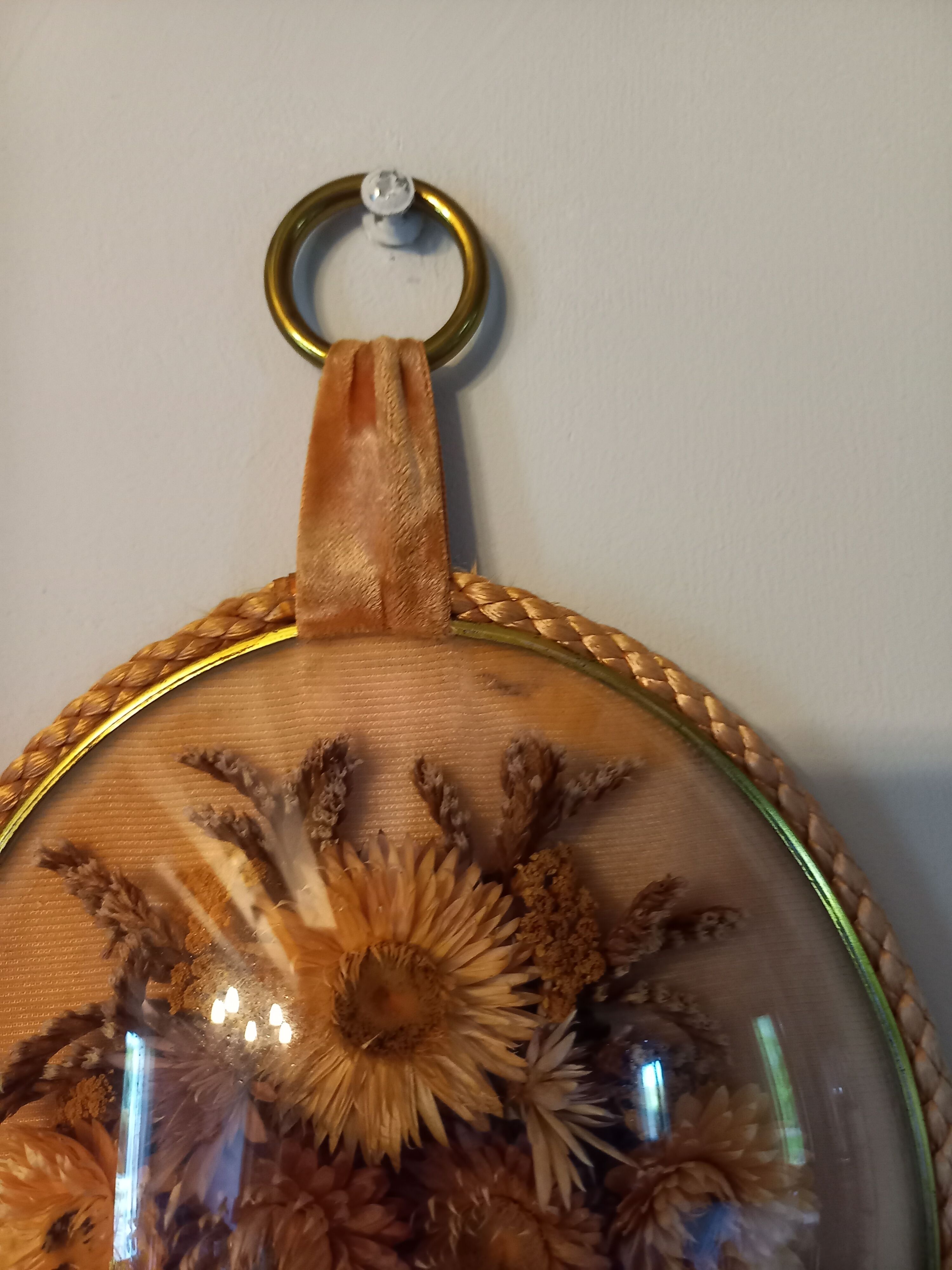 Vintage oval dried flowers frame