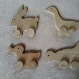 lot de 4 jouets en bois à roulettes
