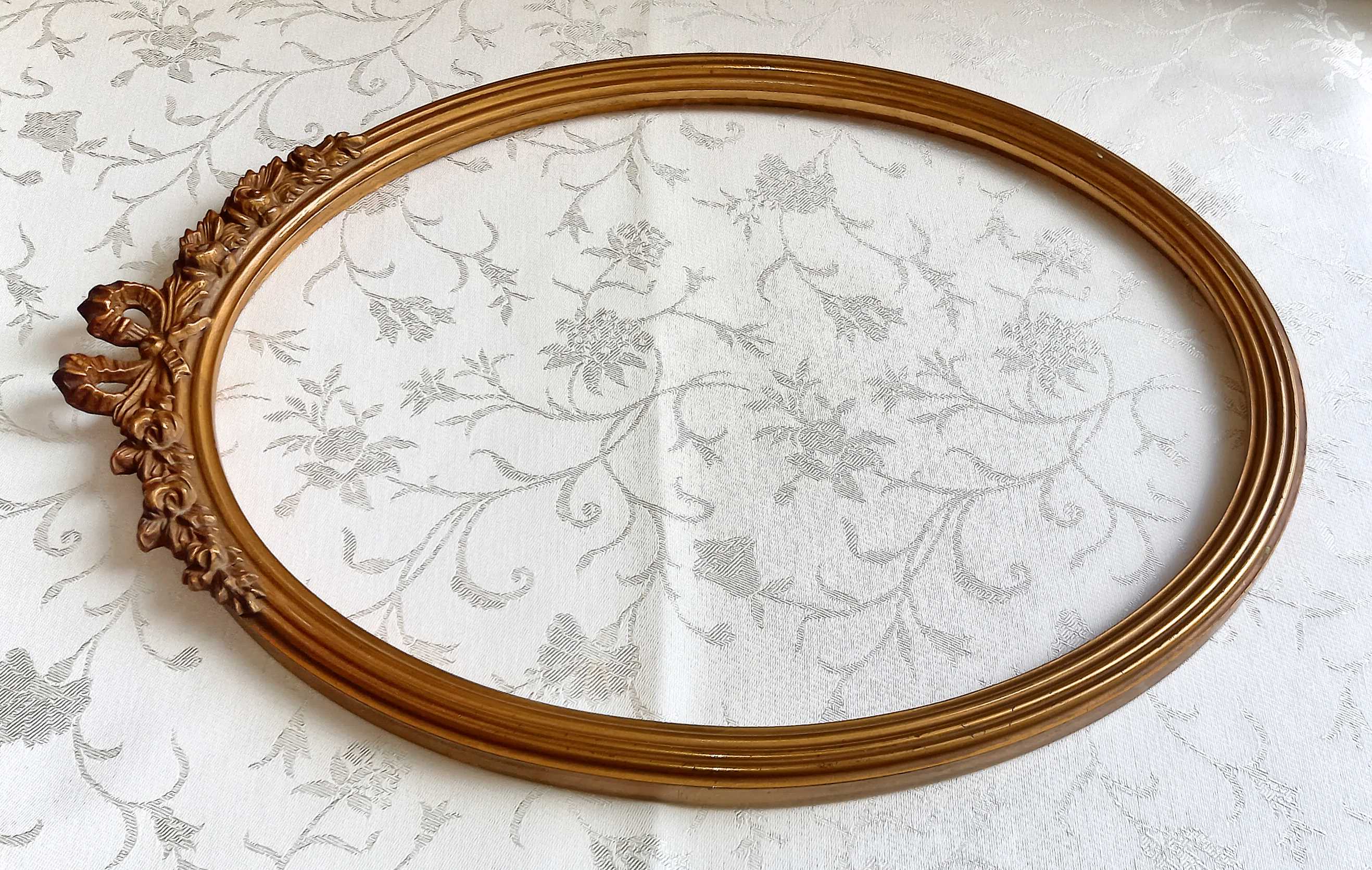 Oval frame with gilded pediments 19th wood and stucco