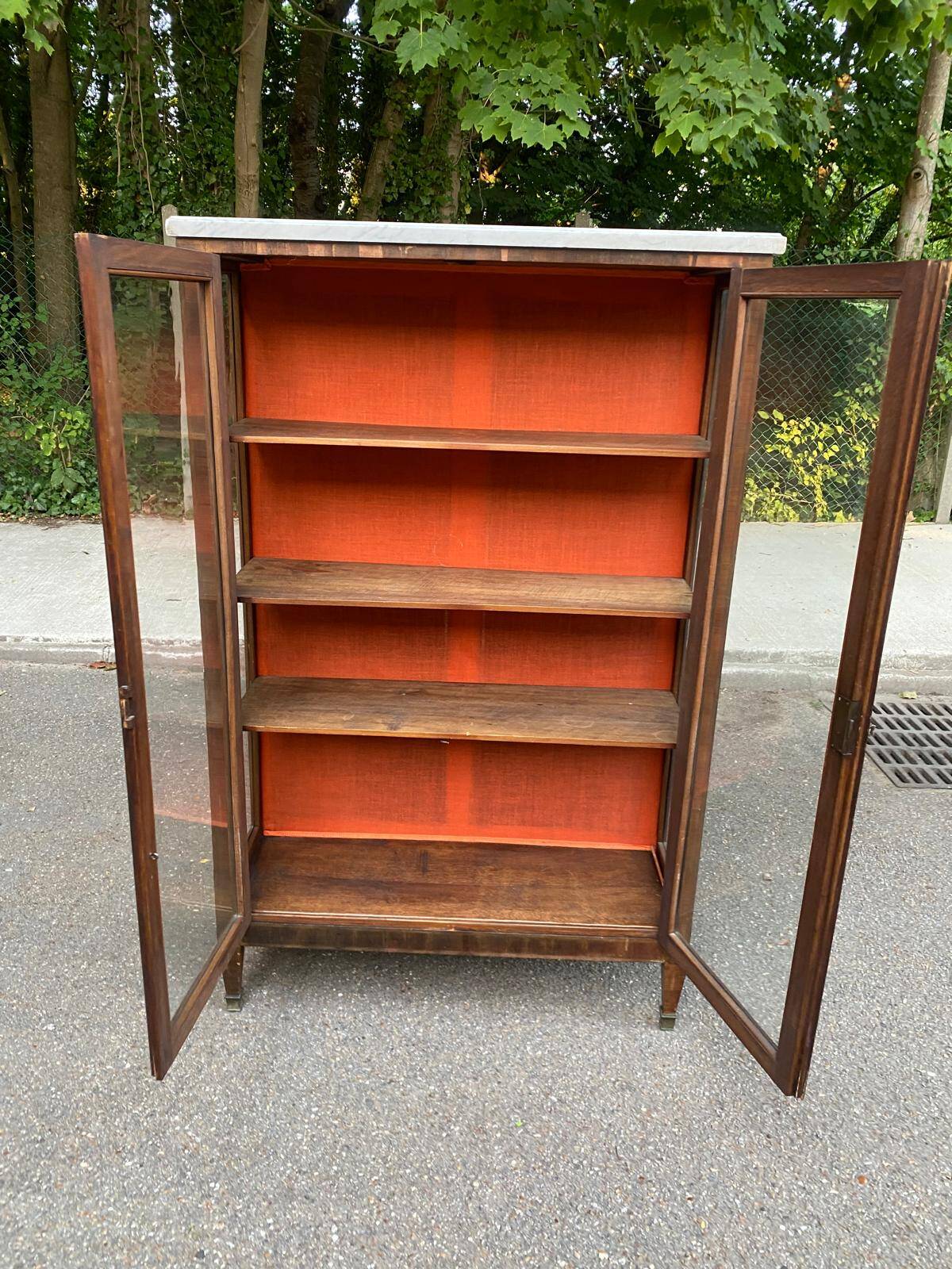 Louis XVI display cabinet in wood and marble from the 19th century.