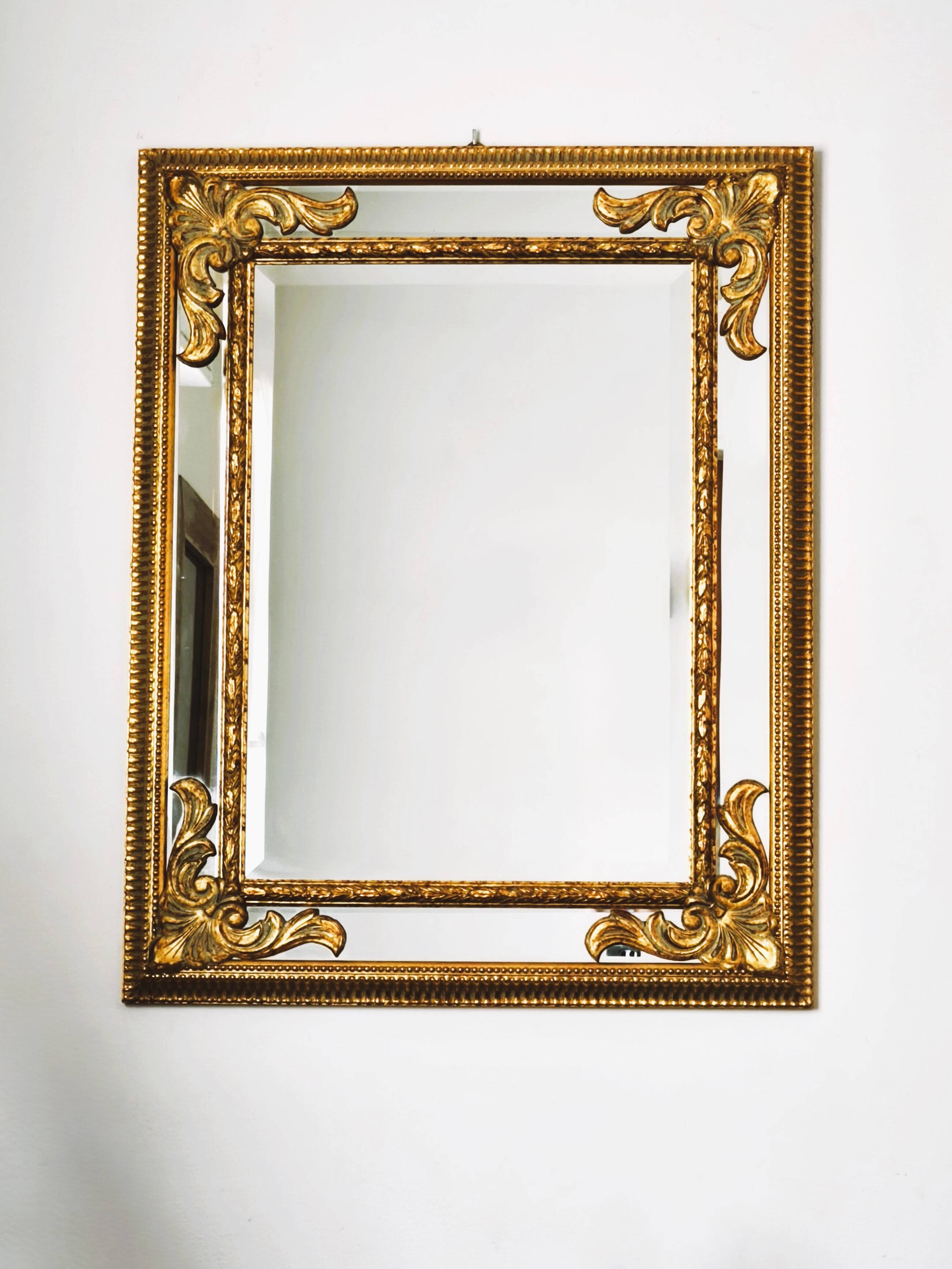 Grand miroir italien doré en bois à verre biseauté