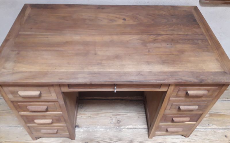 Minister's desk in walnut with drawers