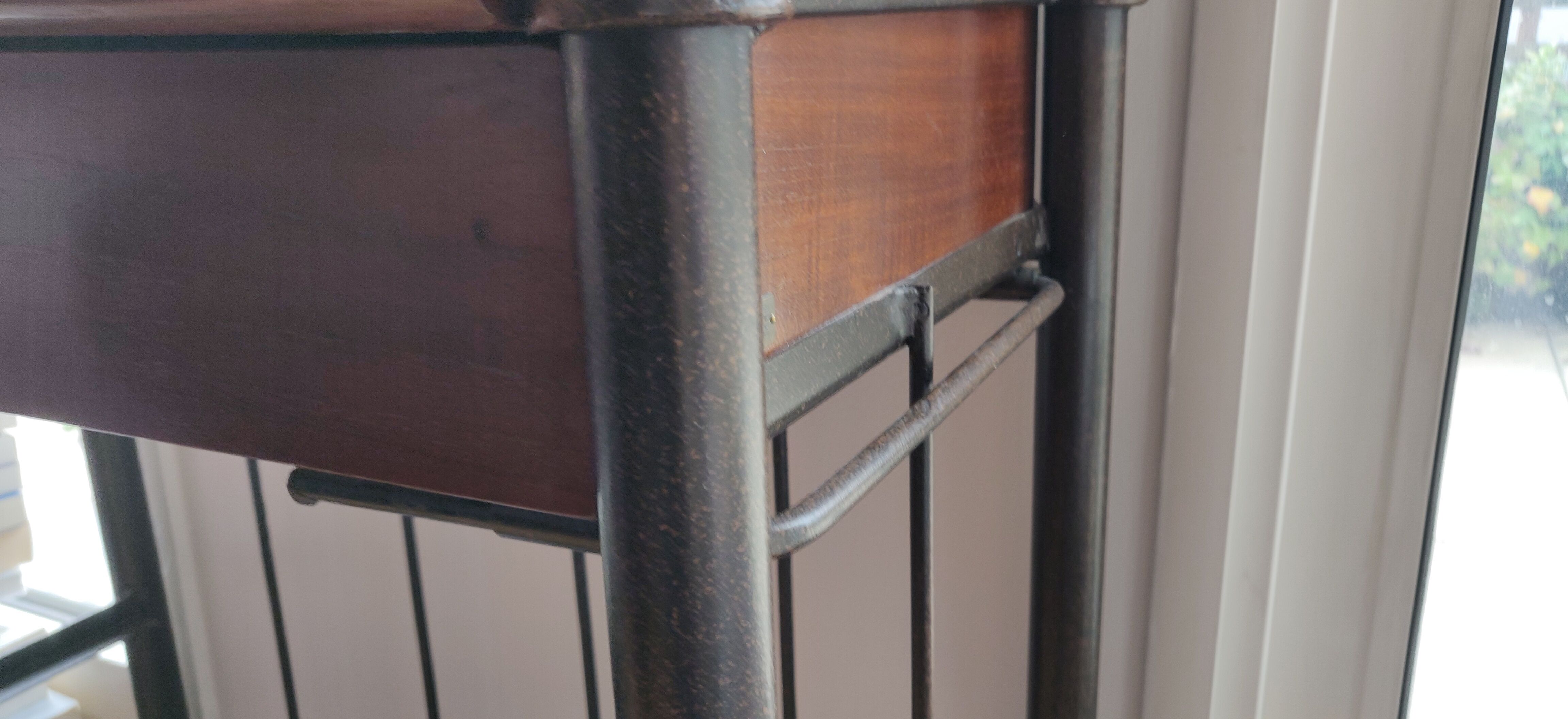 Grange shelf in wood and metal