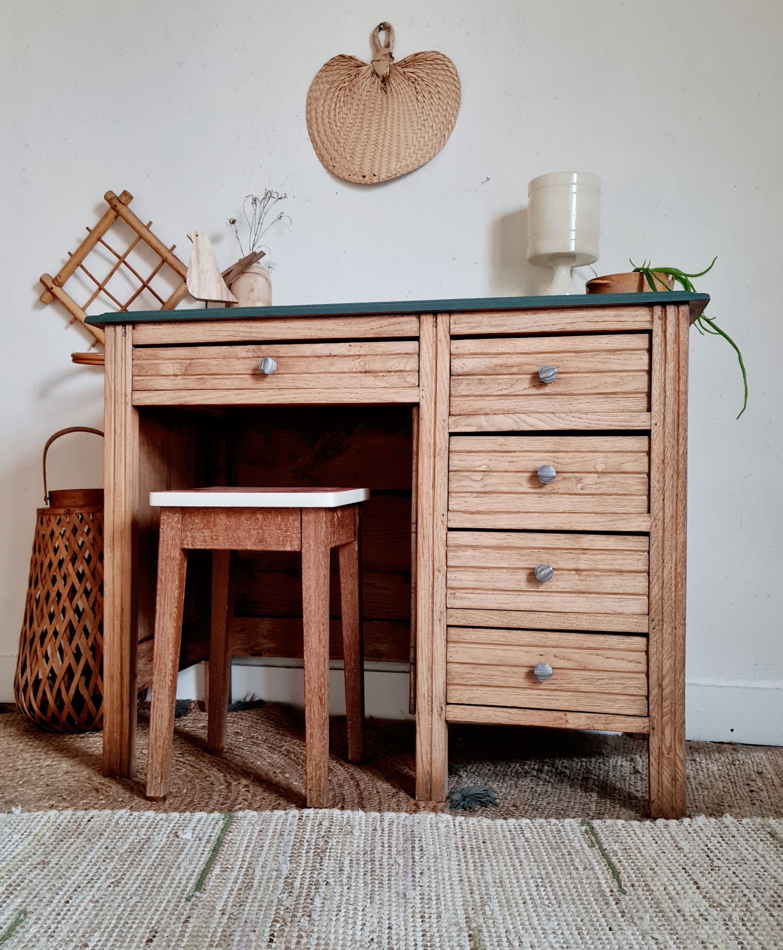 Bureau ancien en bois plateau vert et tiroirs