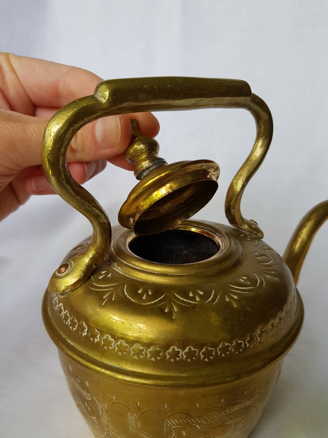 Théière vintage en laiton