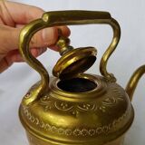Théière vintage en laiton