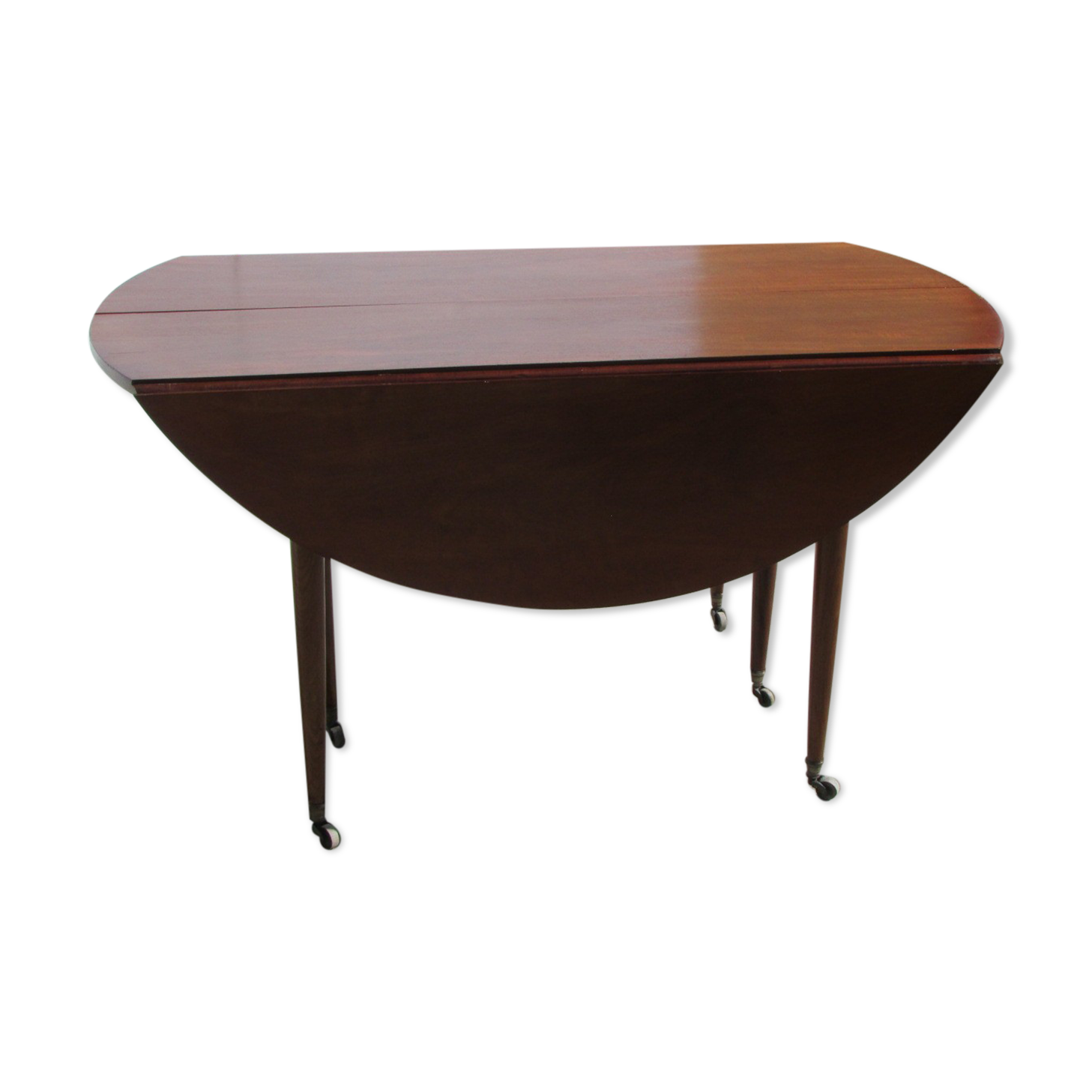 Beautiful round table 6 feet mahogany spindles, extendable