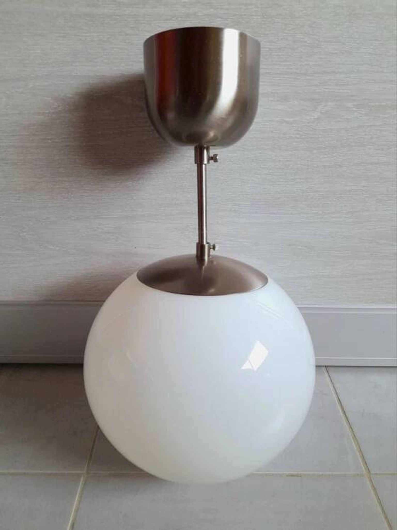 Plafonnier en opaline et métal chromé