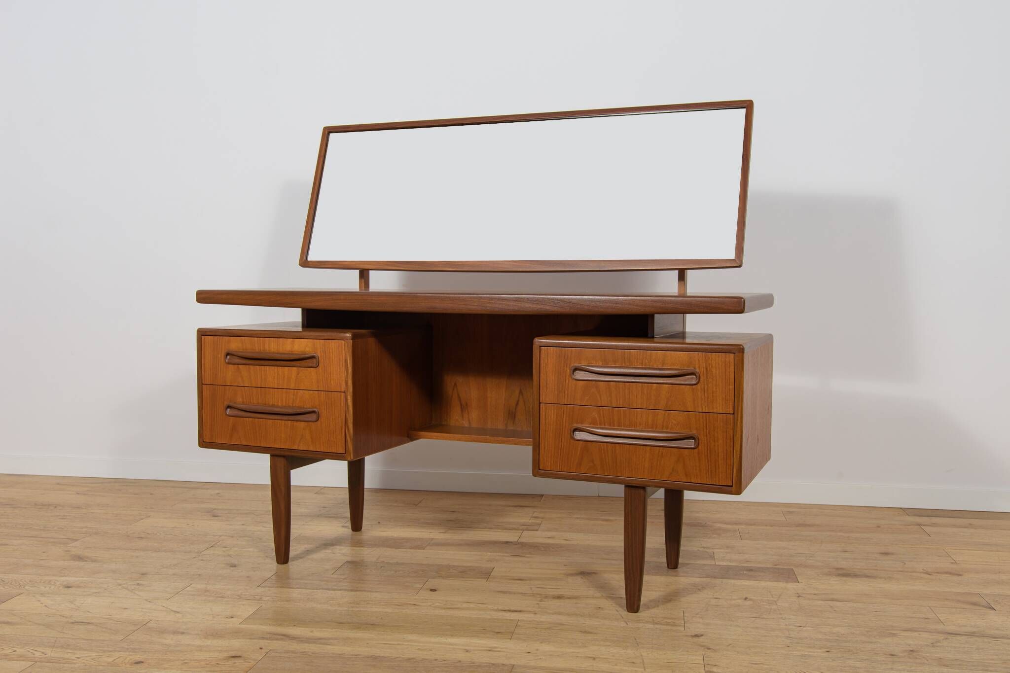 Table de maquillage en teck du milieu du siècle par Victor Wilkins pour G-Plan, Royaume-Uni, années 1960.