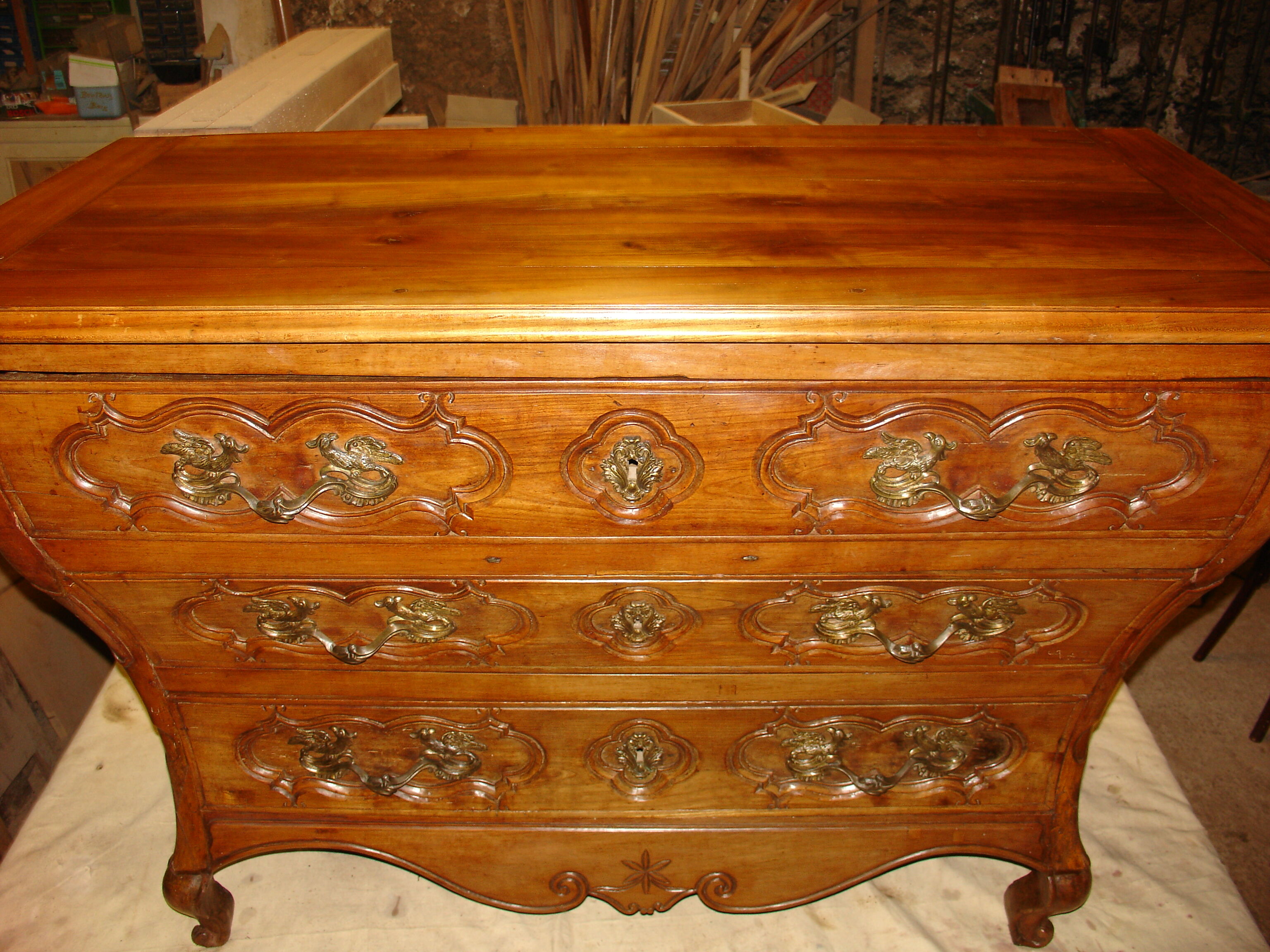 Commode dite "Tombeau" époque Régence de la fin du XVII siècle en merisier massif