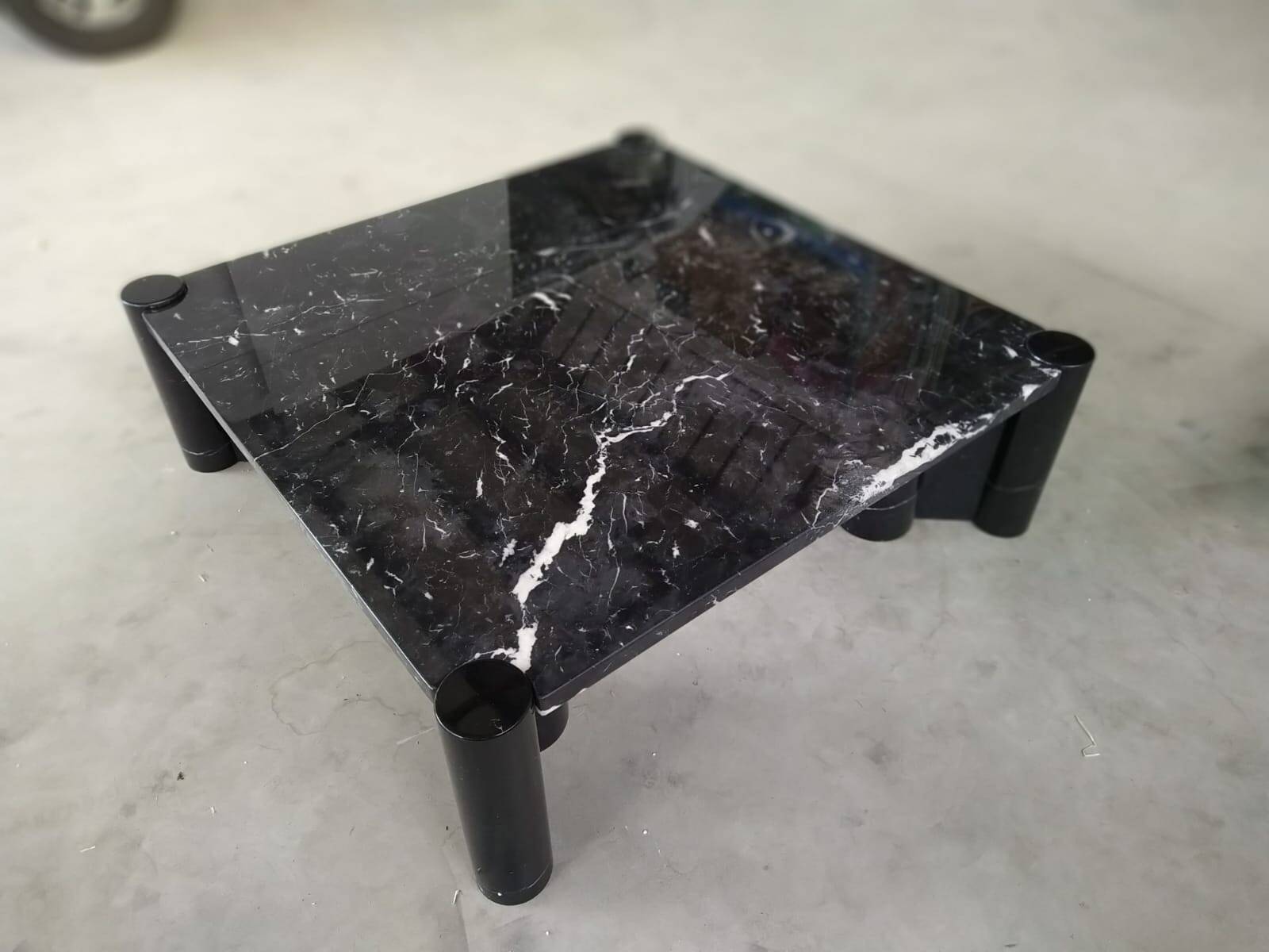 Table basse Jumbo de Gae Aulenti produite par Knoll en marbre de Carrare.