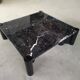 Table basse Jumbo de Gae Aulenti produite par Knoll en marbre de Carrare.
