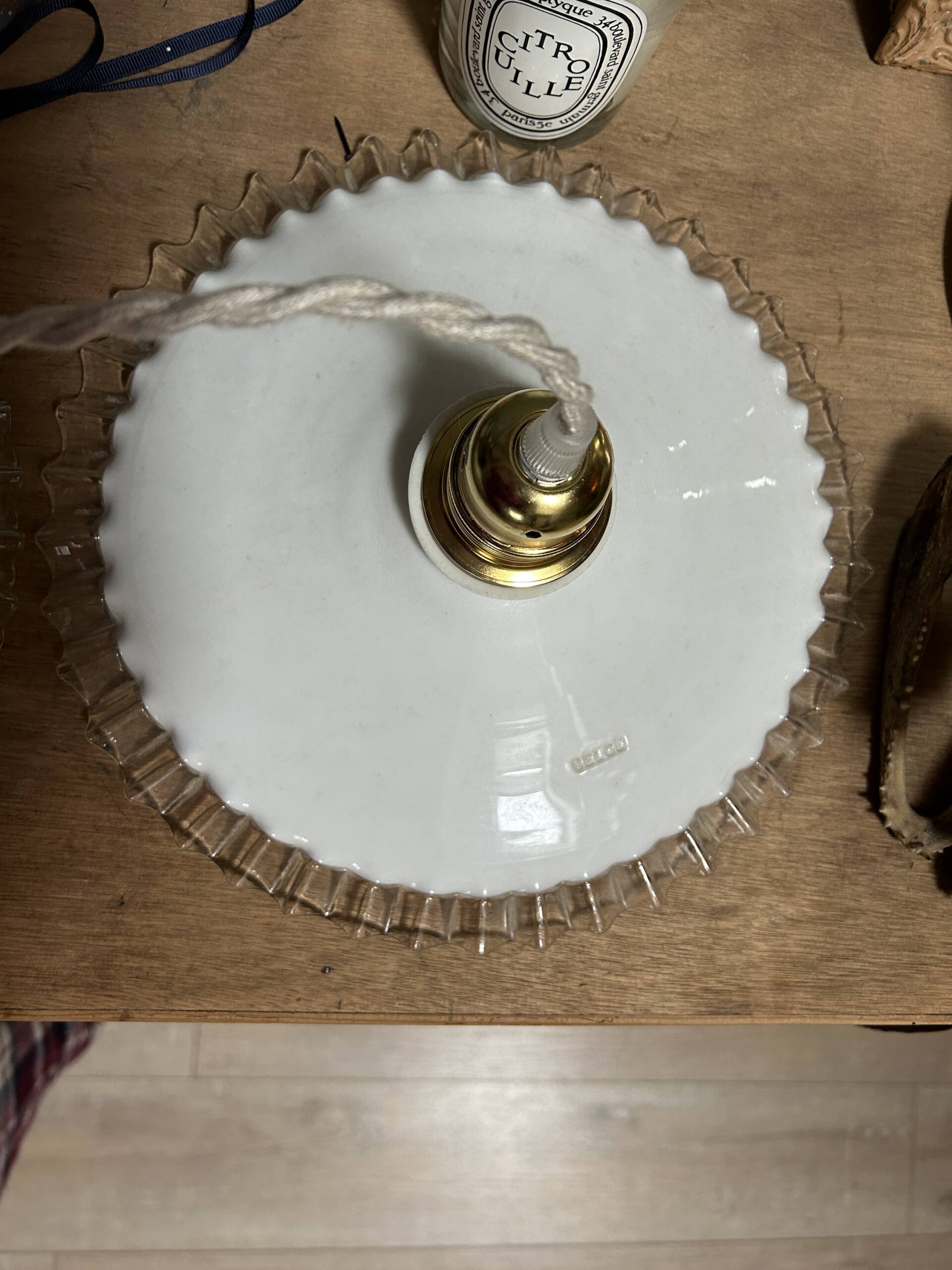 Opaline serrated lamp