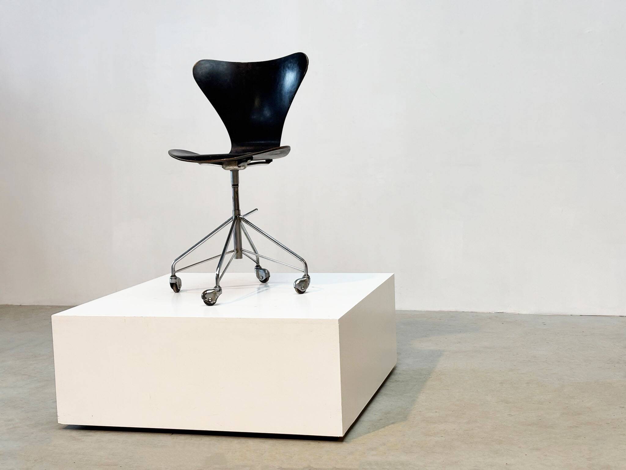 Early 3217 office chair by Arne Jacobsen