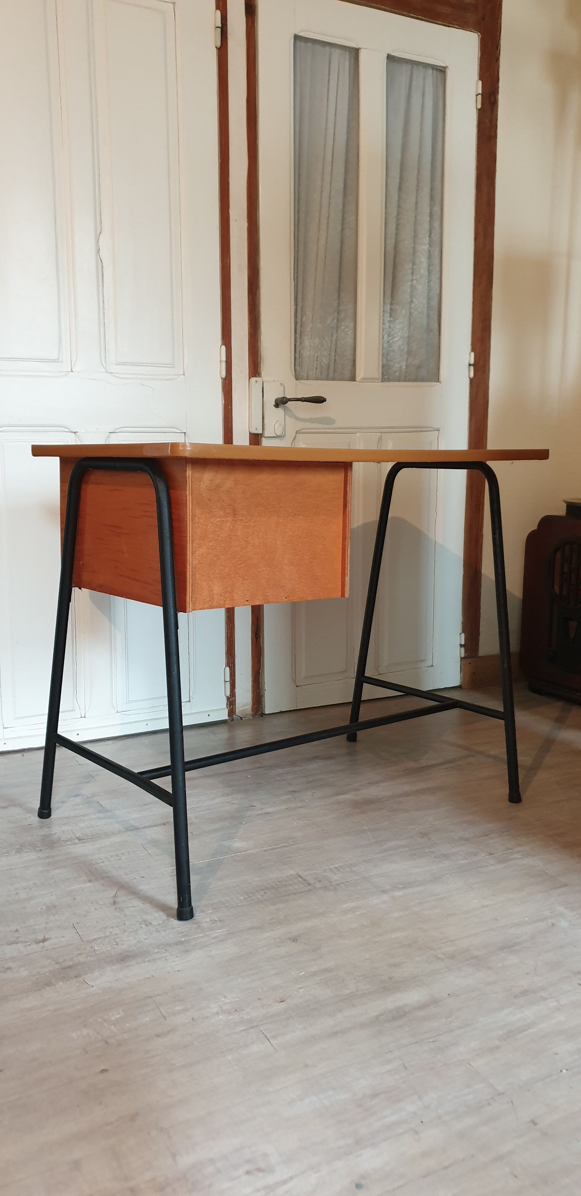 Bureau style moderniste pieds compas