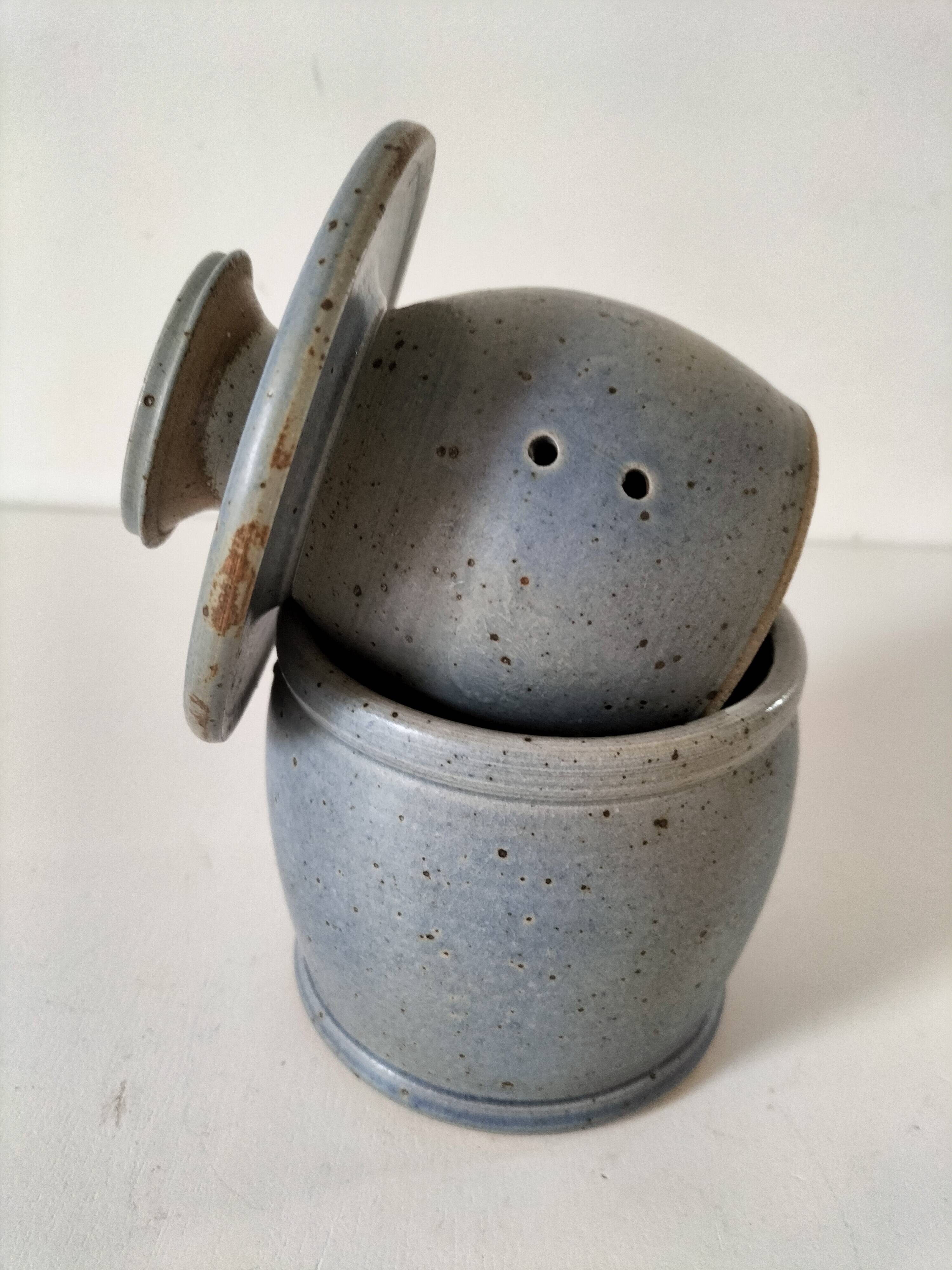 Beurrier à eau en grès artisanal bleu-gris moucheté