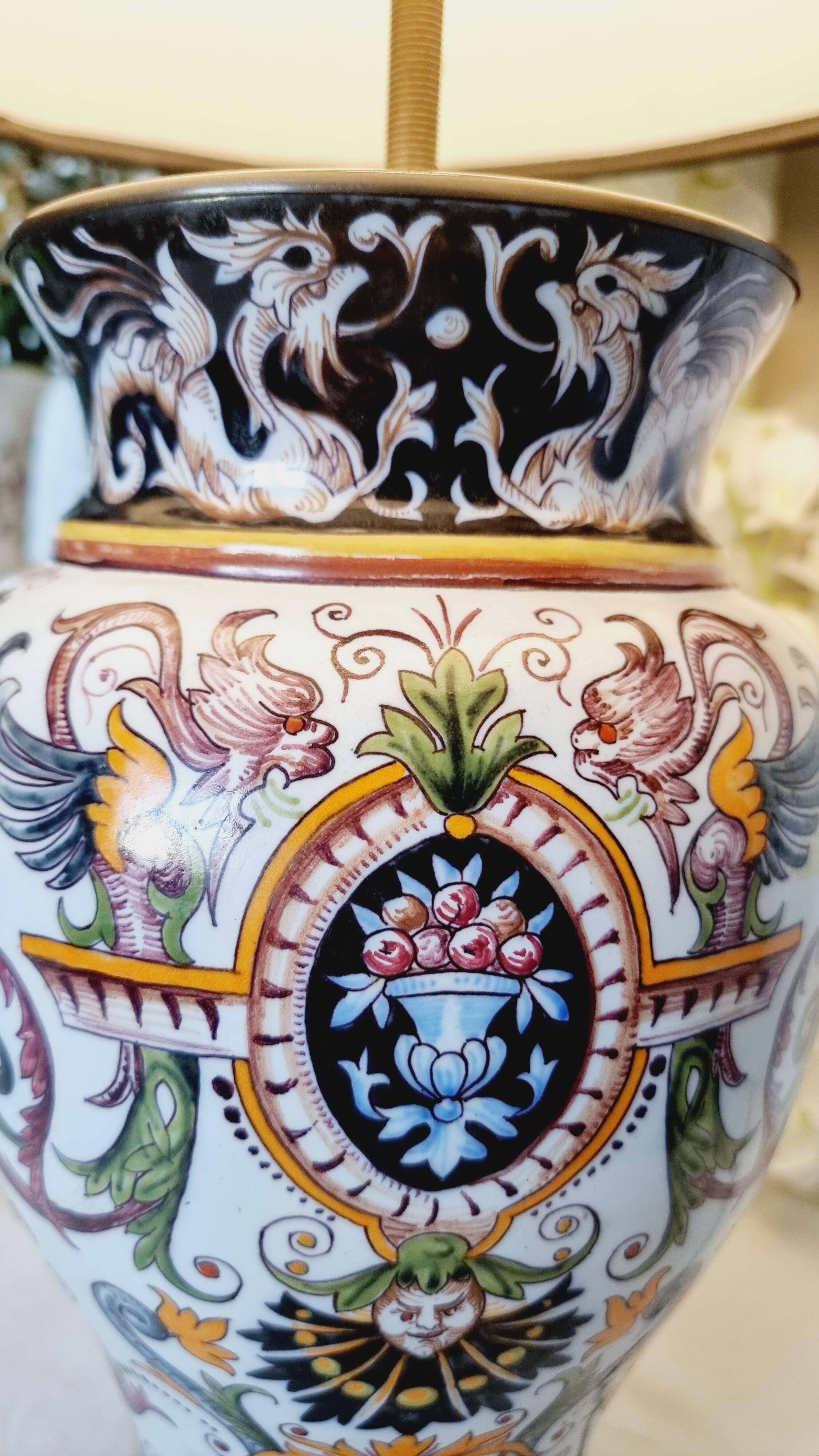 Table lamp in fine earthenware, 1950, in Renaissance style.