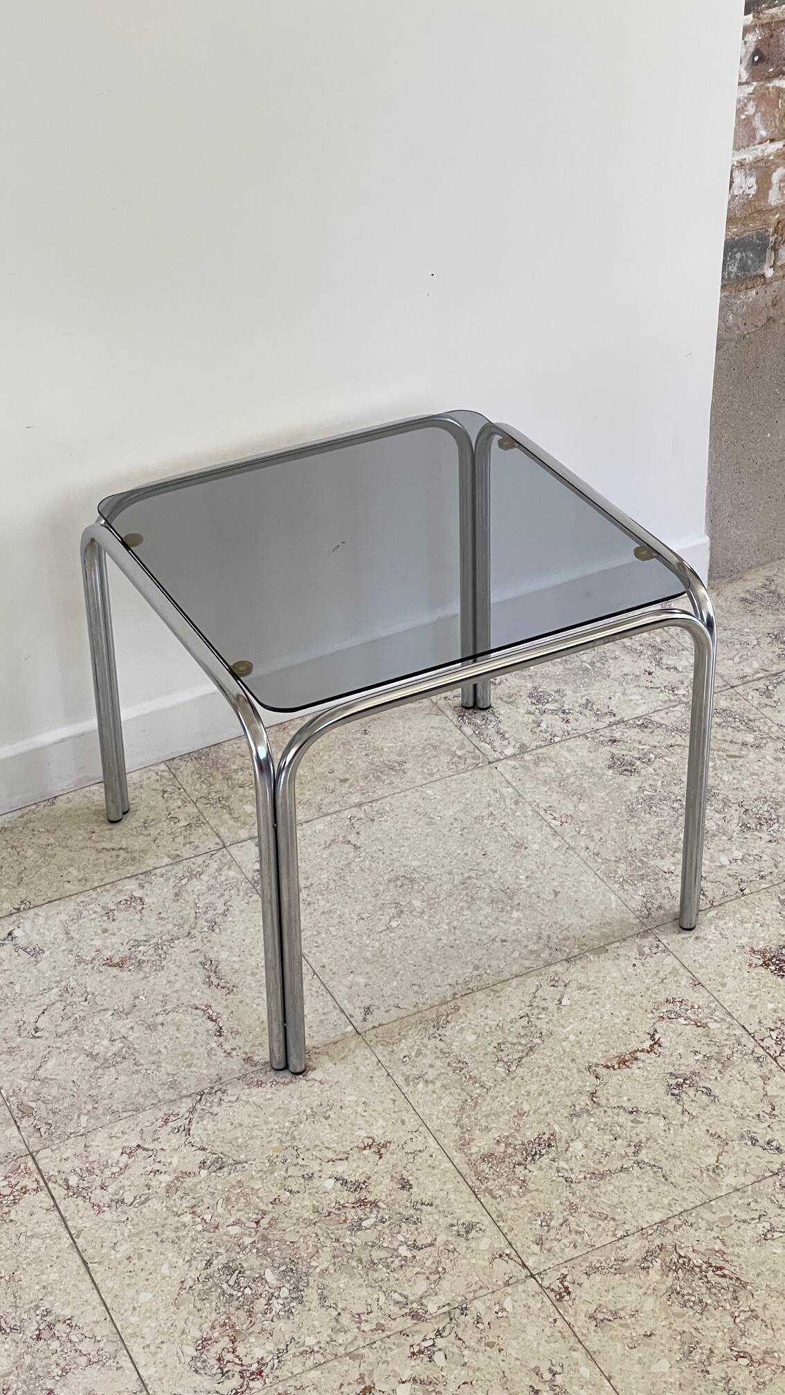 Table basse annees 70 verre et acier chromé
