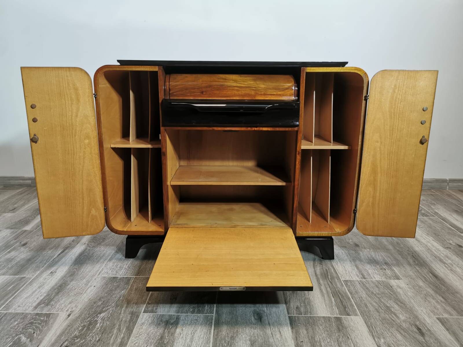 Armoire Gramophone par Jindrich Halabala