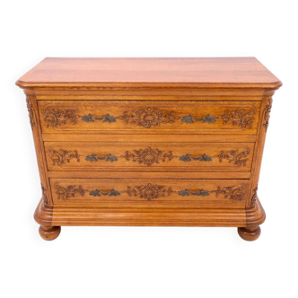 Light oak chest of drawers from the early 20th century, Western Europe. After renovation.