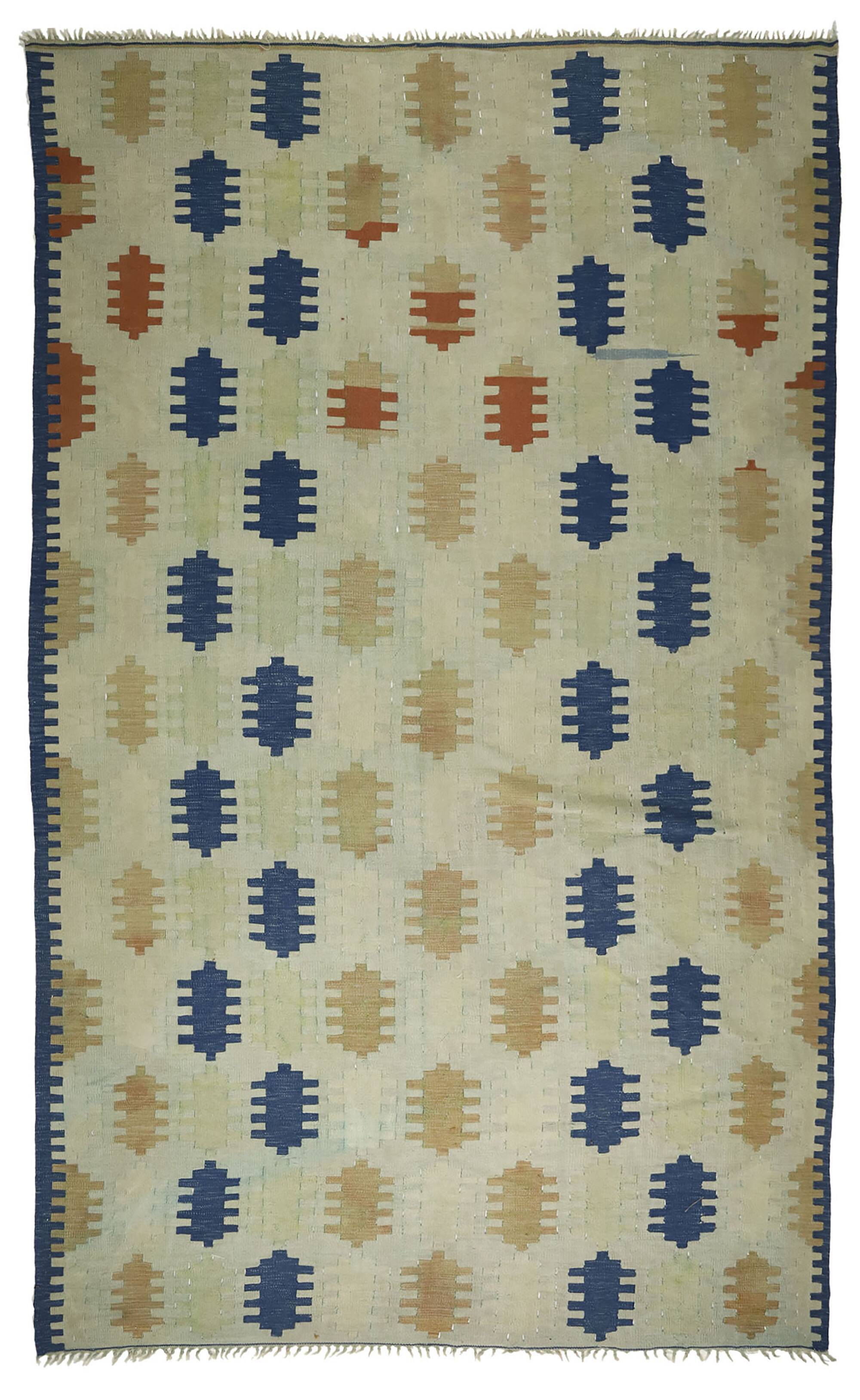 Grand vintage Turkish kilim in blue and ecru, 352 x 217 cm.