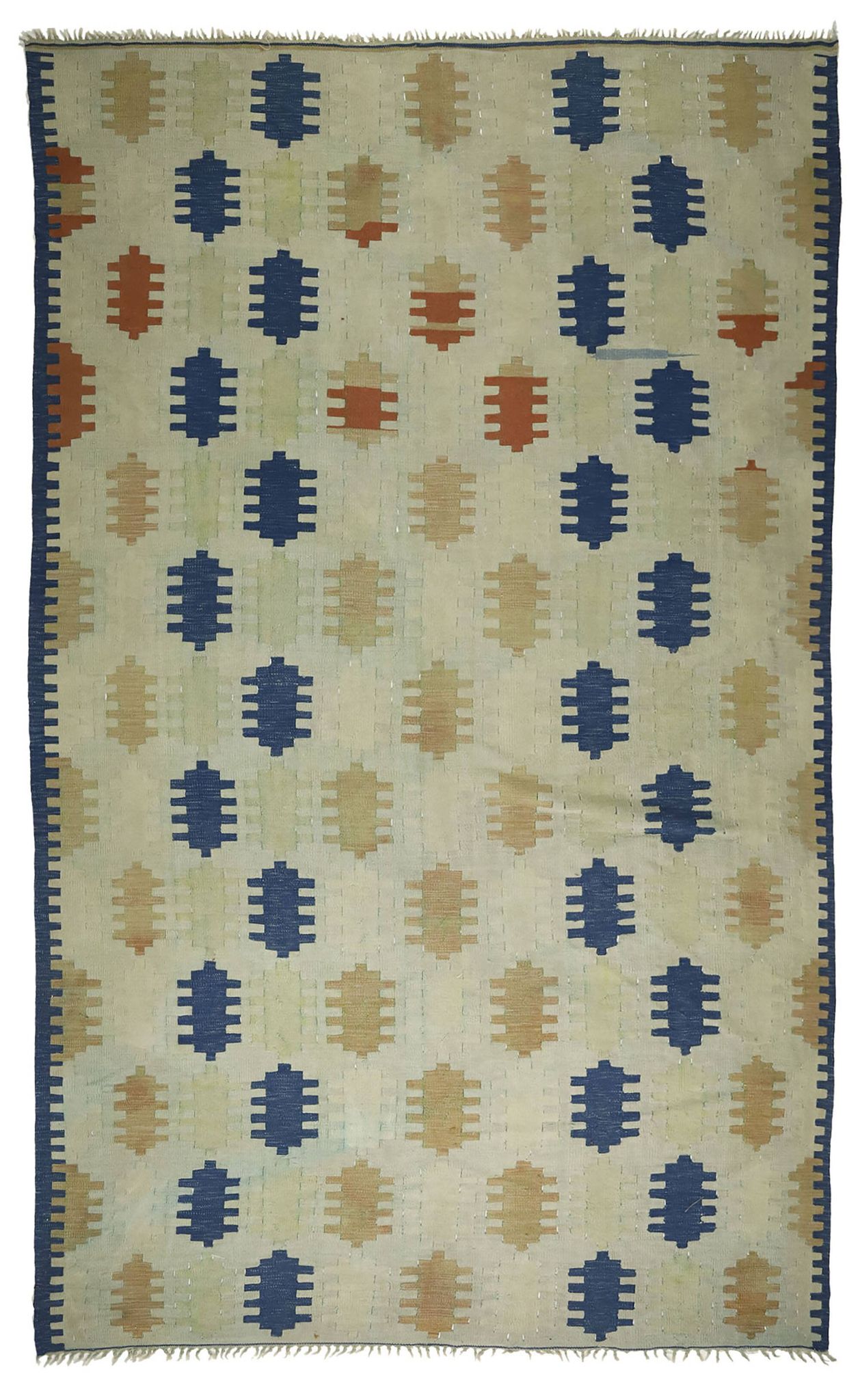 Grand vintage Turkish kilim in blue and ecru, 352 x 217 cm.