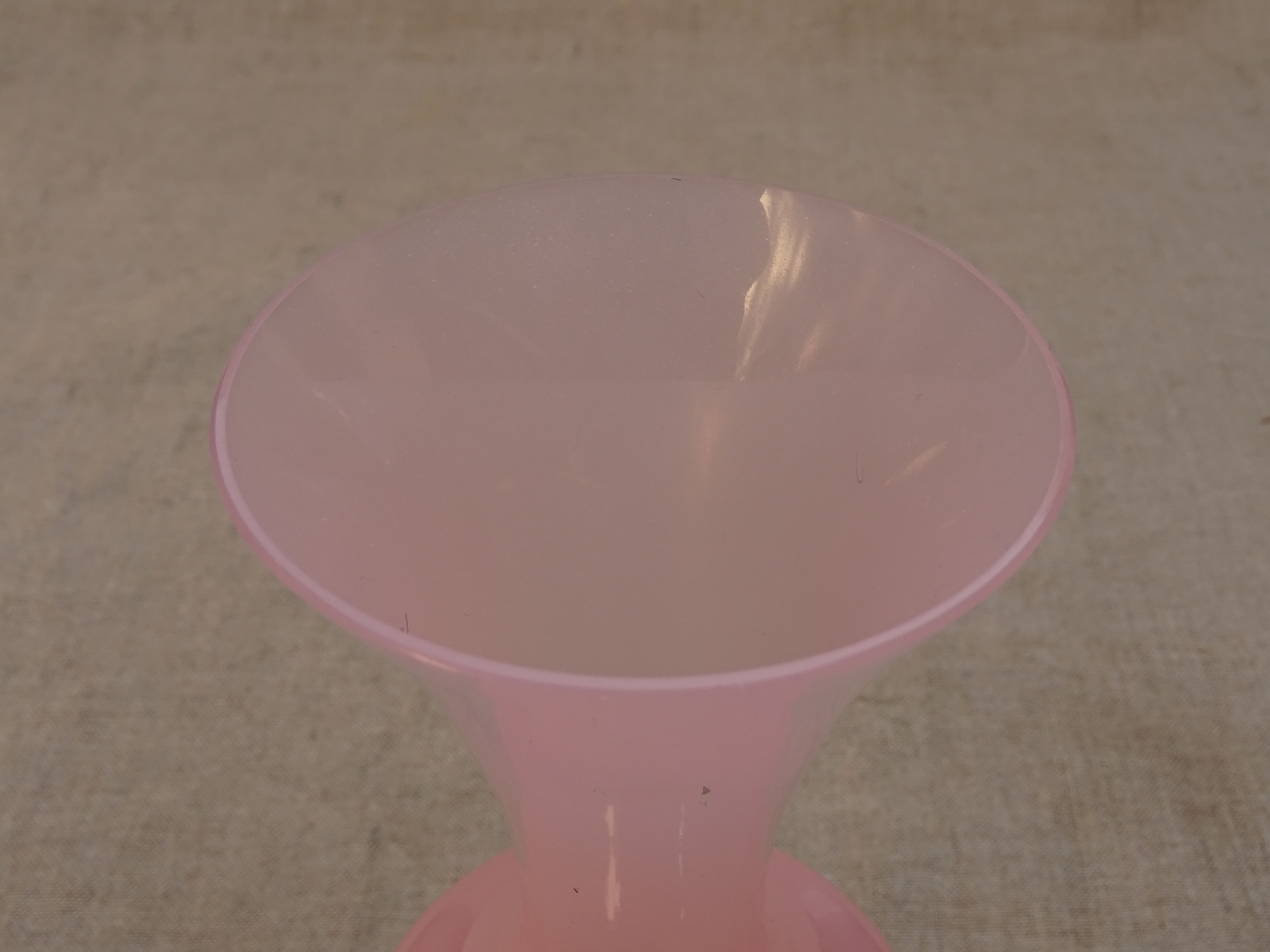 Vase vintage en opaline rose ht 23 cm   ref 219/16