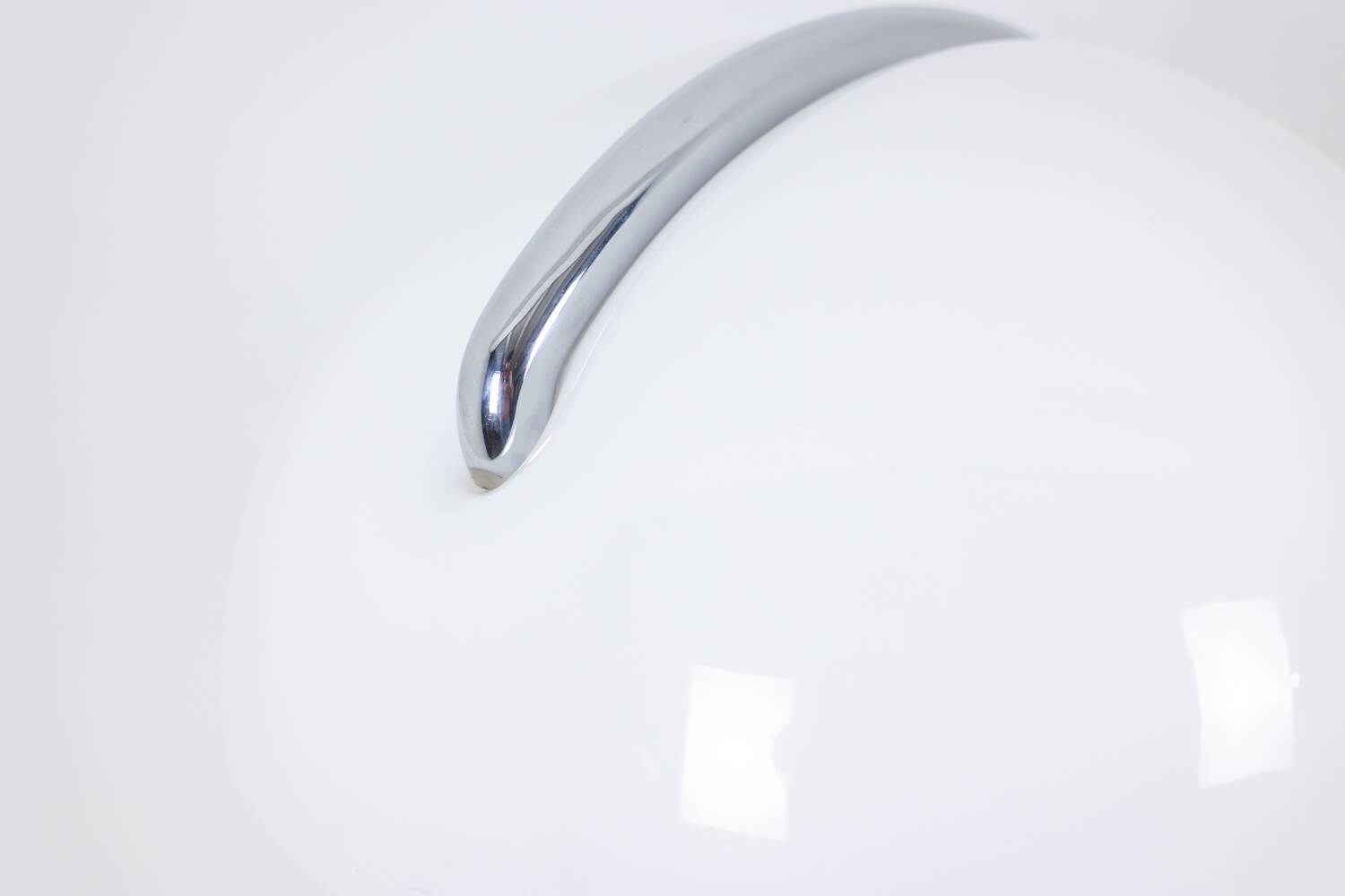 Lampadaire en métal chromé. Années 1970