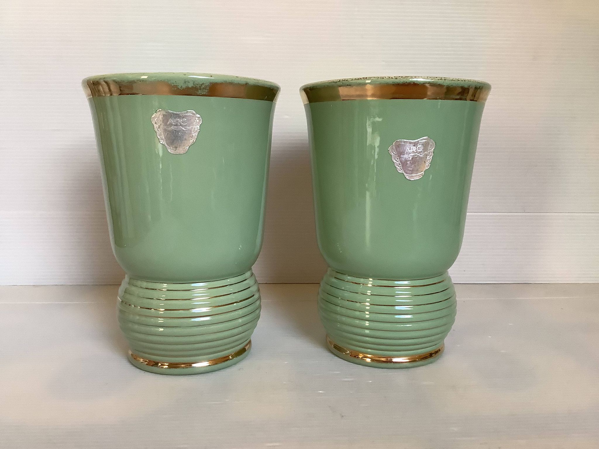Paire d’anciens vases en céramique verte et dorée