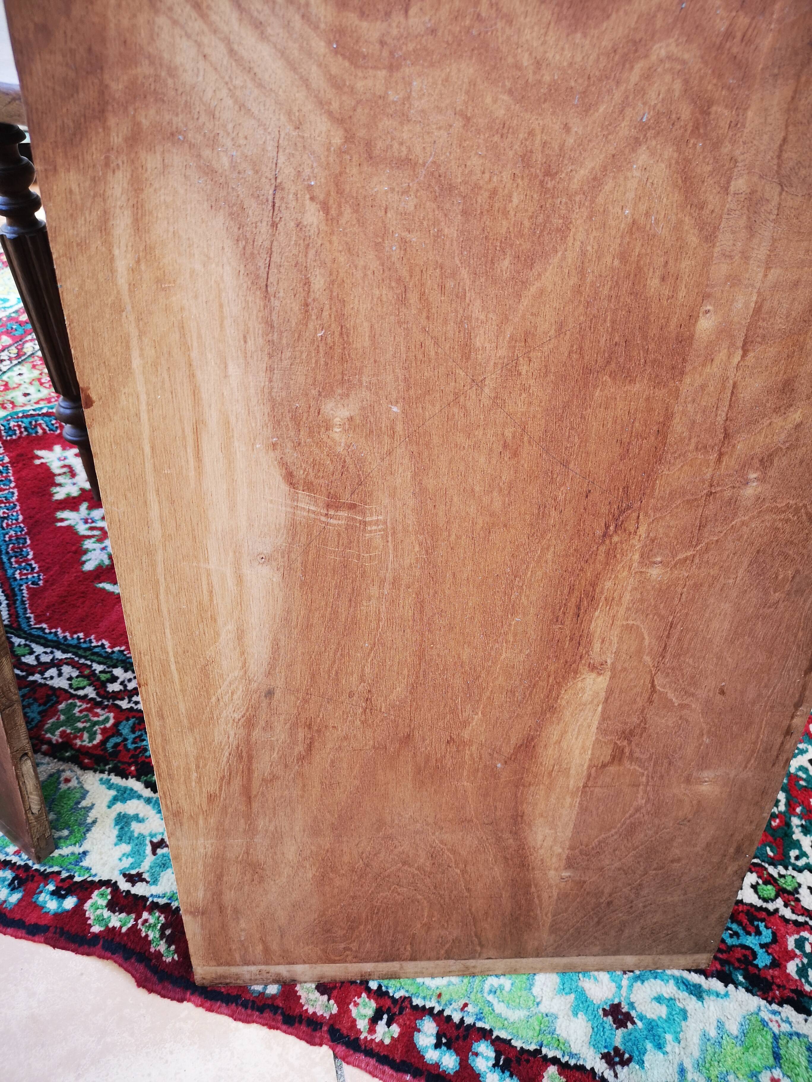 Round table in oak tapered feet with extension cords