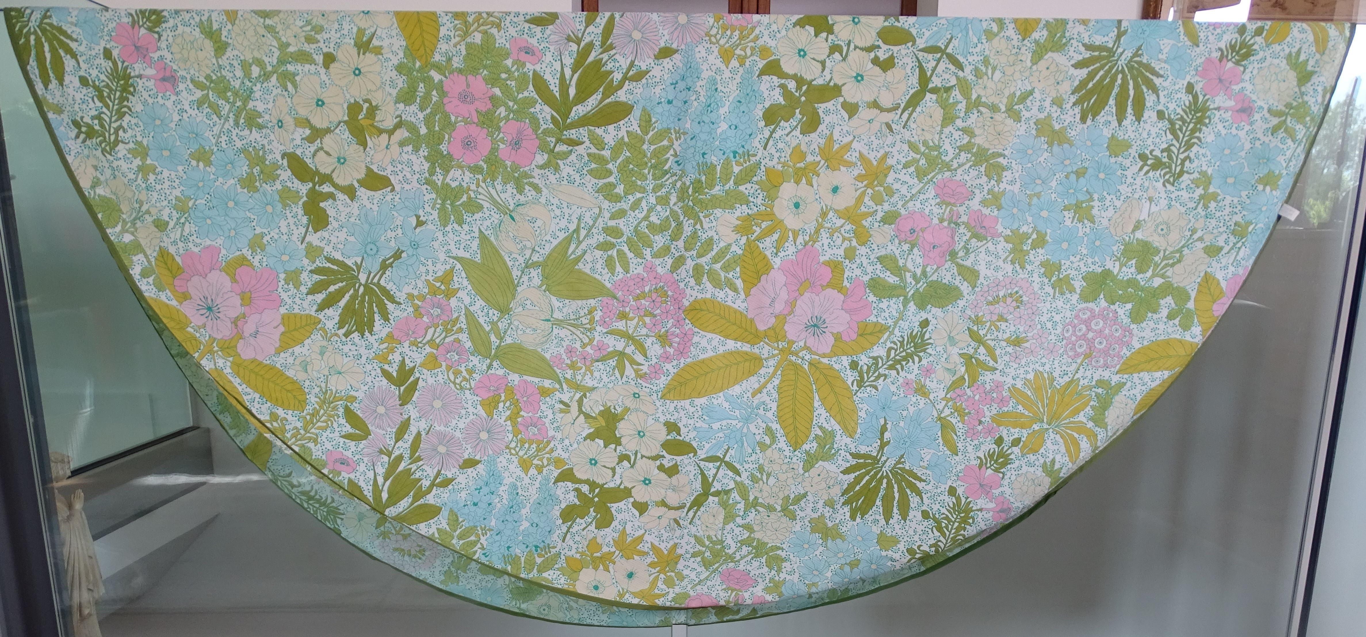 Nappe ronde à décor de fleurs vers 1970