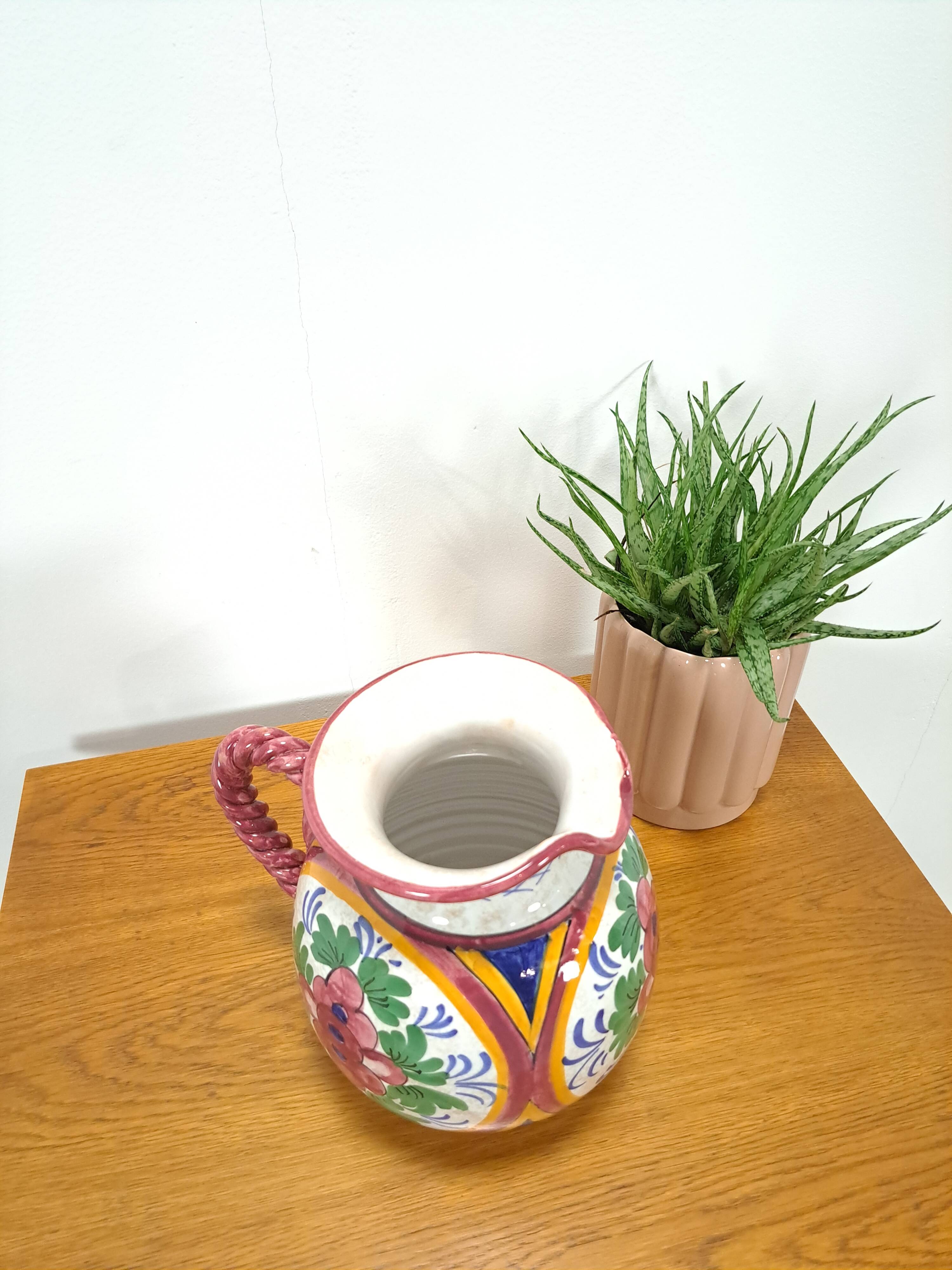 Porseleinen vintage roze kan met bloemen