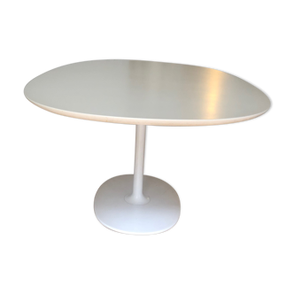 Table in white ellipse