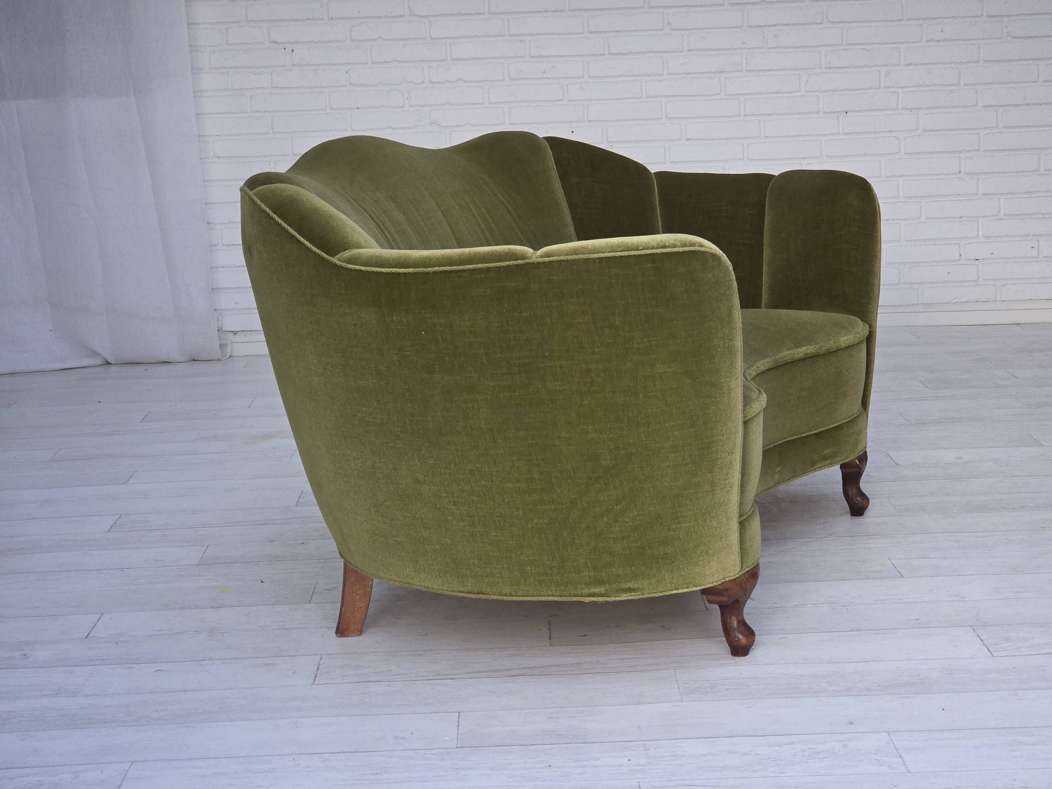 Canapé 2 places incurvé danois des années 1960, revêtement en velours vert, pieds en chêne.