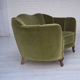 Canapé 2 places incurvé danois des années 1960, revêtement en velours vert, pieds en chêne.