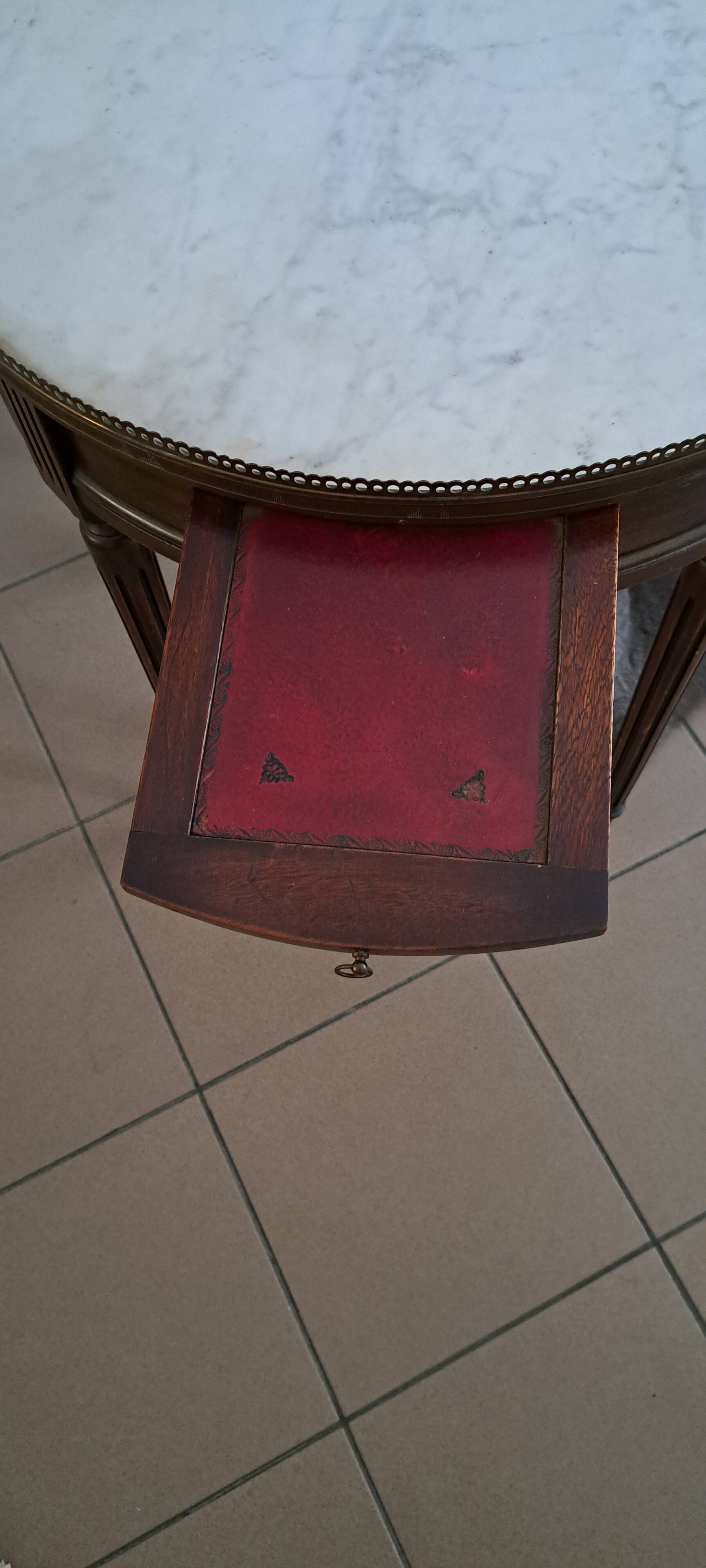 Table bouillotte, guéridon de style Louis XVI en marbre et laiton