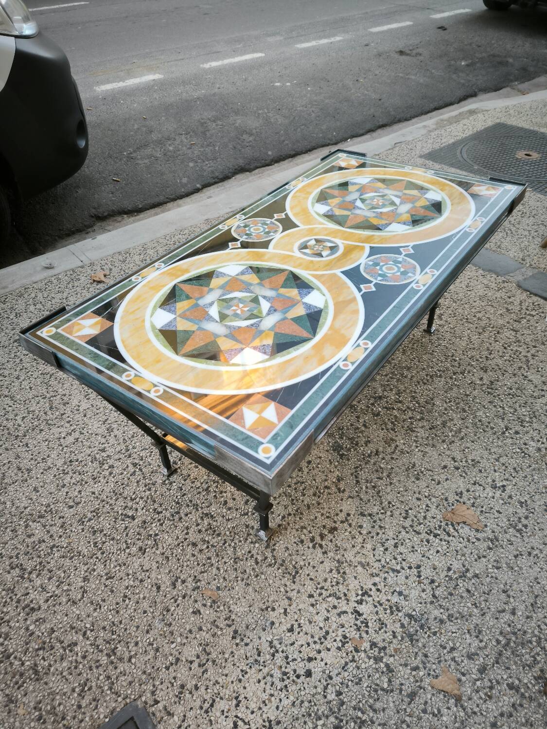 Table basse en mosaïque de marbre et pierres dures