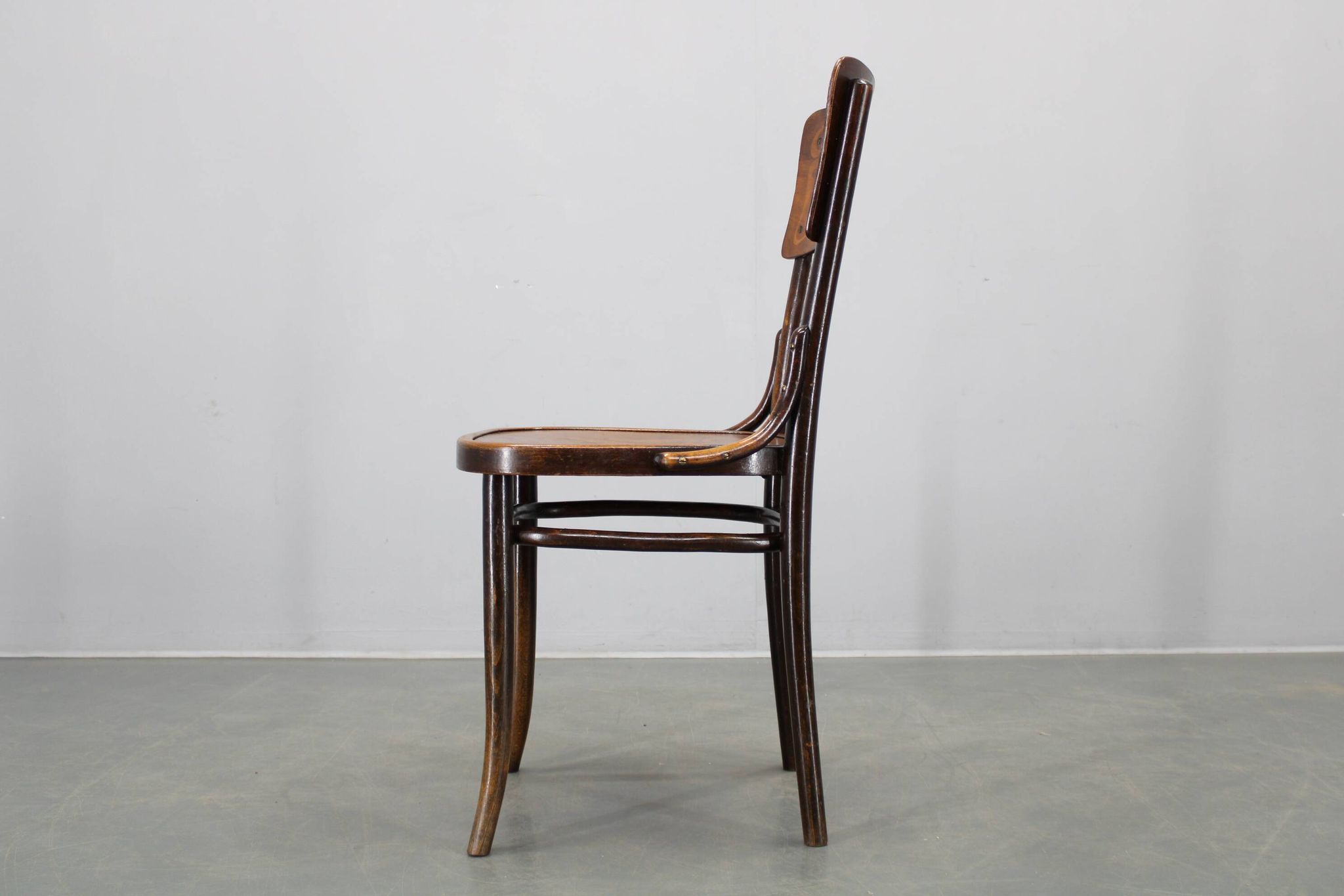 Pair of Thonet Art Nouveau bentwood chairs, Czechoslovakia, 1920s