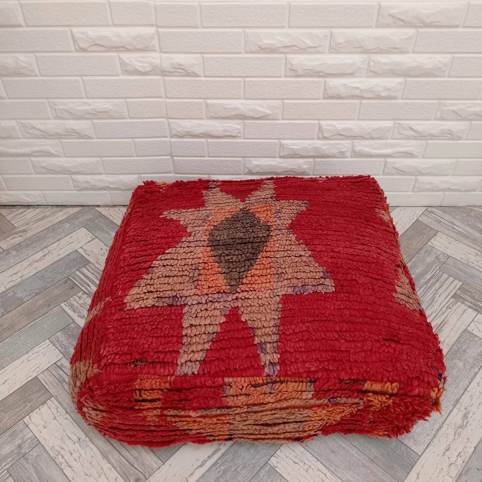 Handmade Berber pouf in wool 60 X 60 X 20 CM