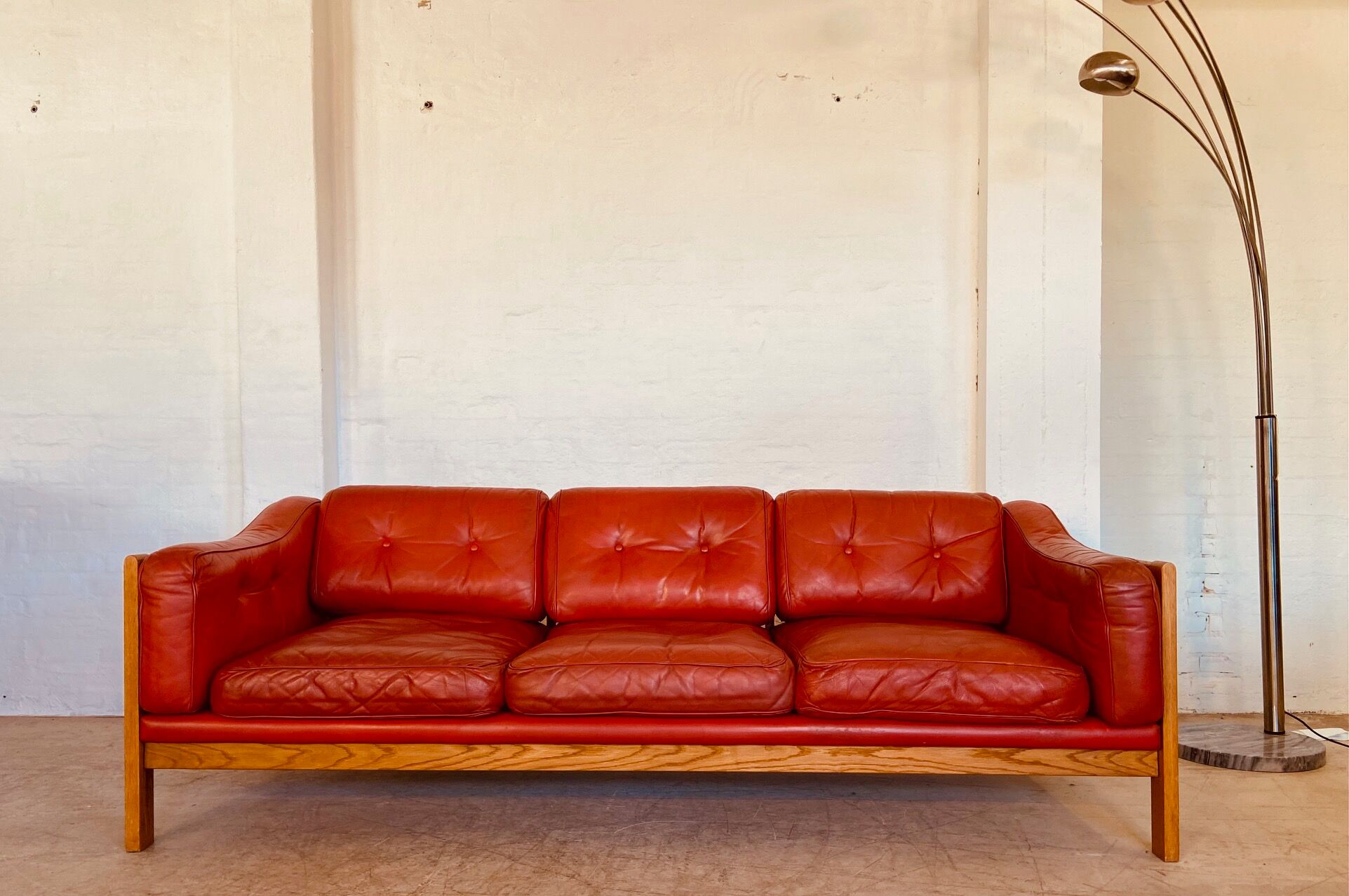 Canapé vintage suédois des années 70 en cuir cognac pour 3 personnes.