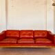 Canapé vintage suédois des années 70 en cuir cognac pour 3 personnes.