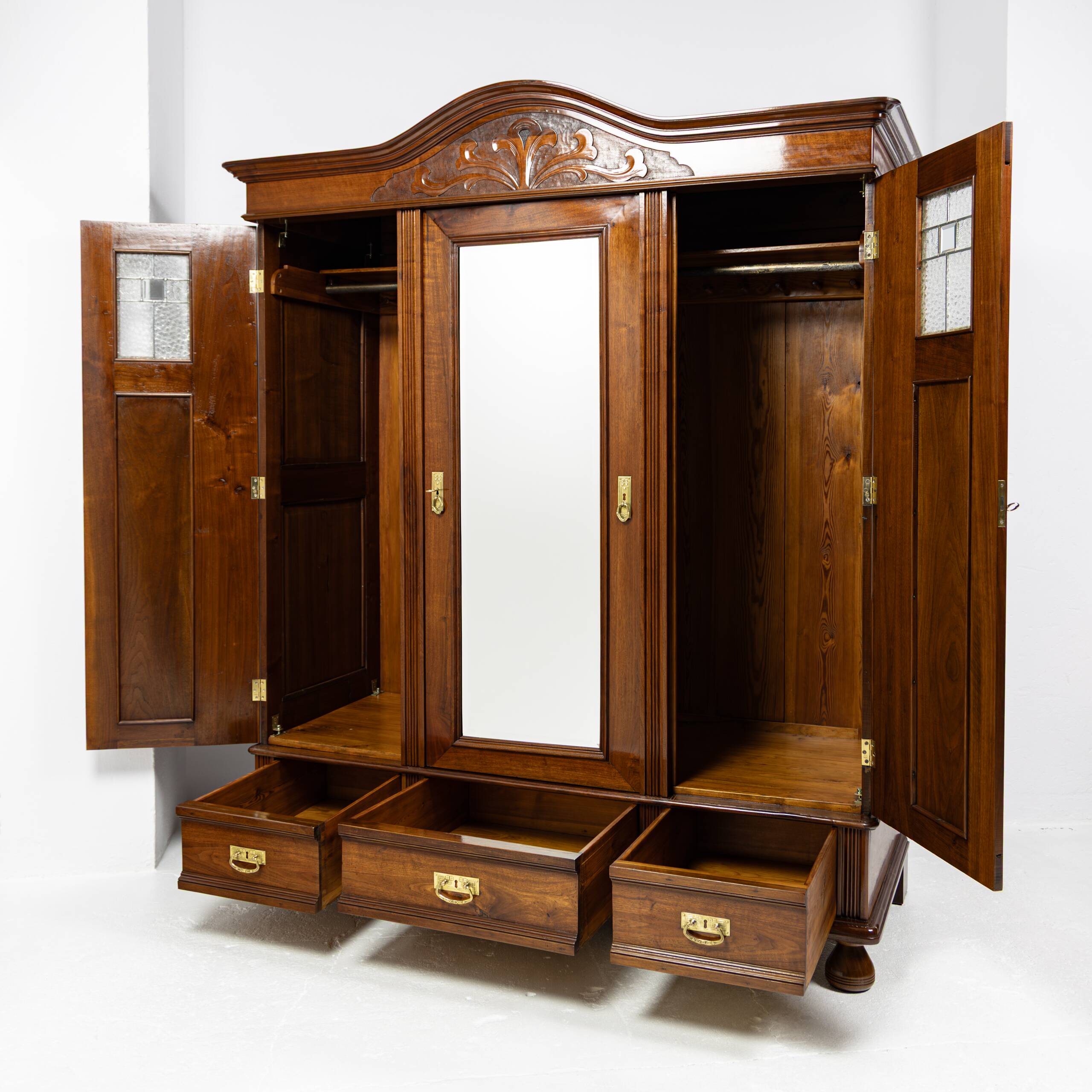 Art Nouveau wardrobe in walnut and pine - 1900-1915