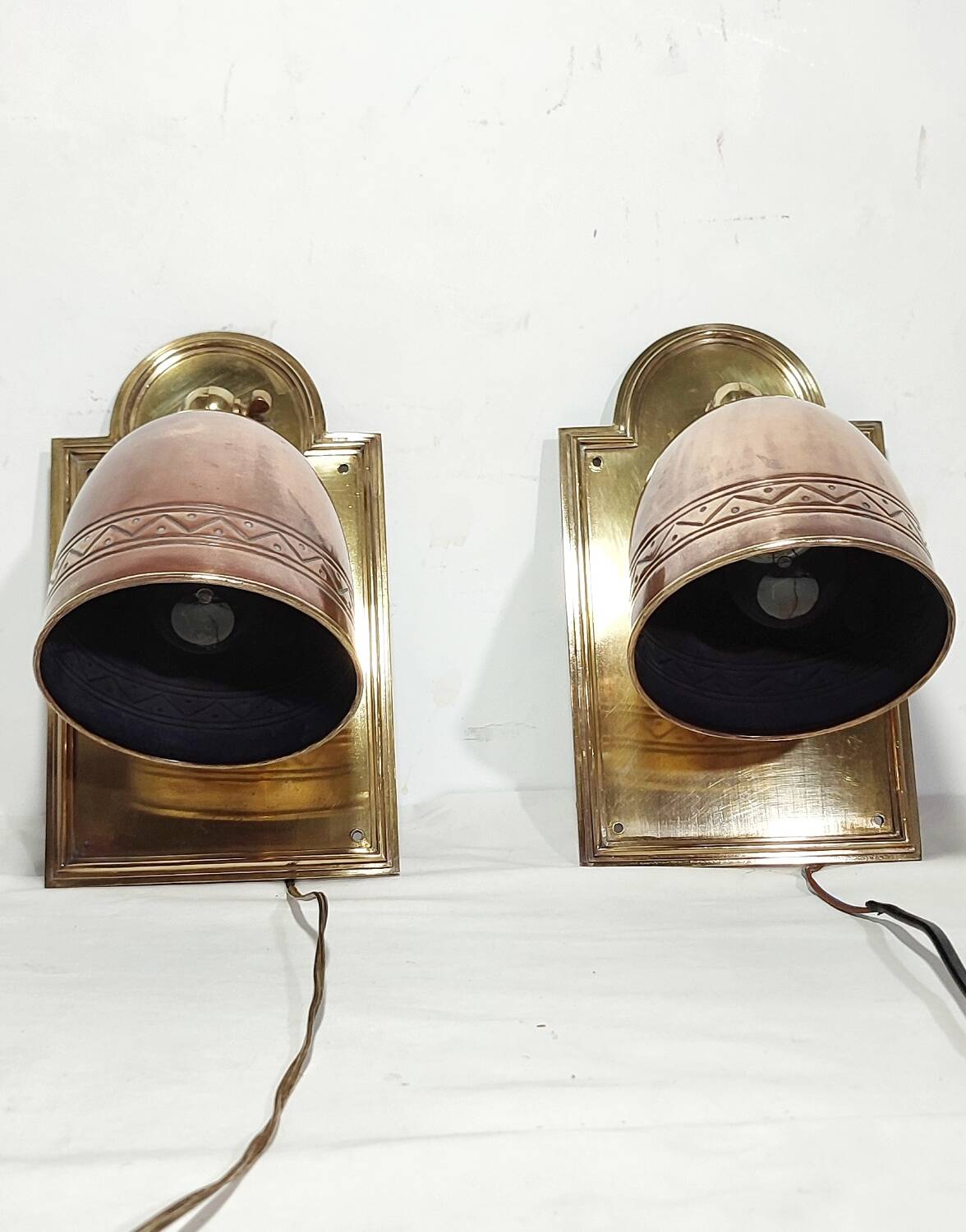 Par de apliques de bronce. España, 1950s.