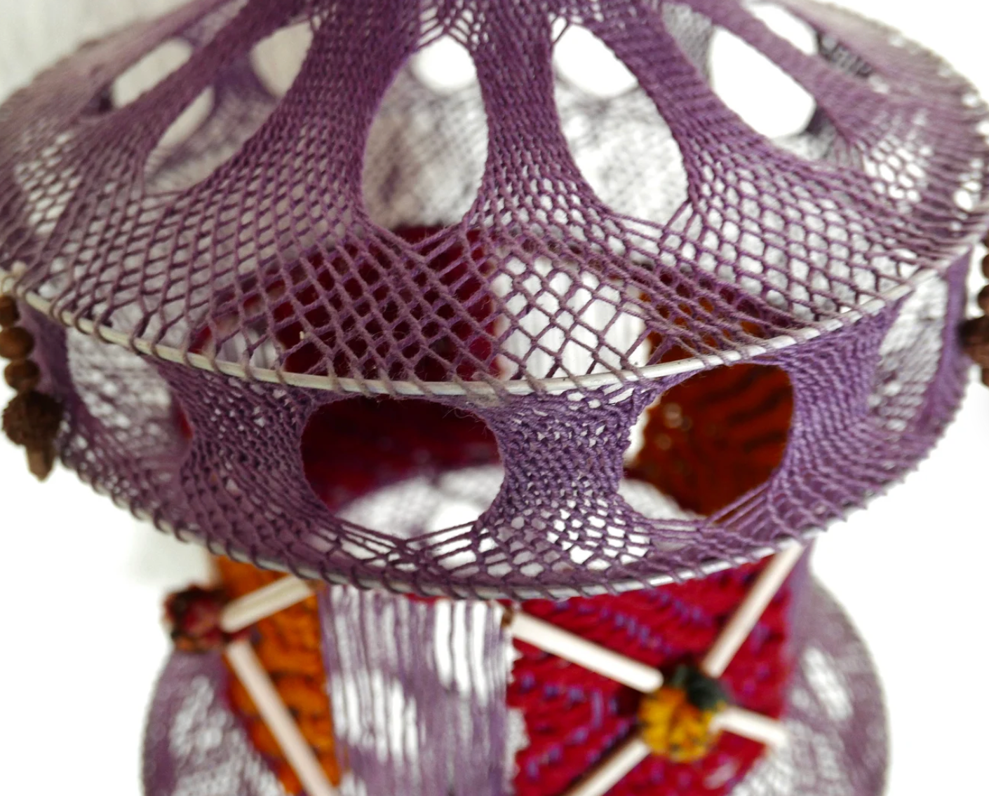 Suspension violette en macramé, années 70