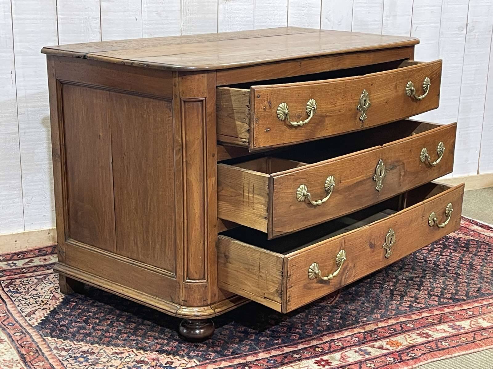 18th-century chest of drawers in walnut and fir